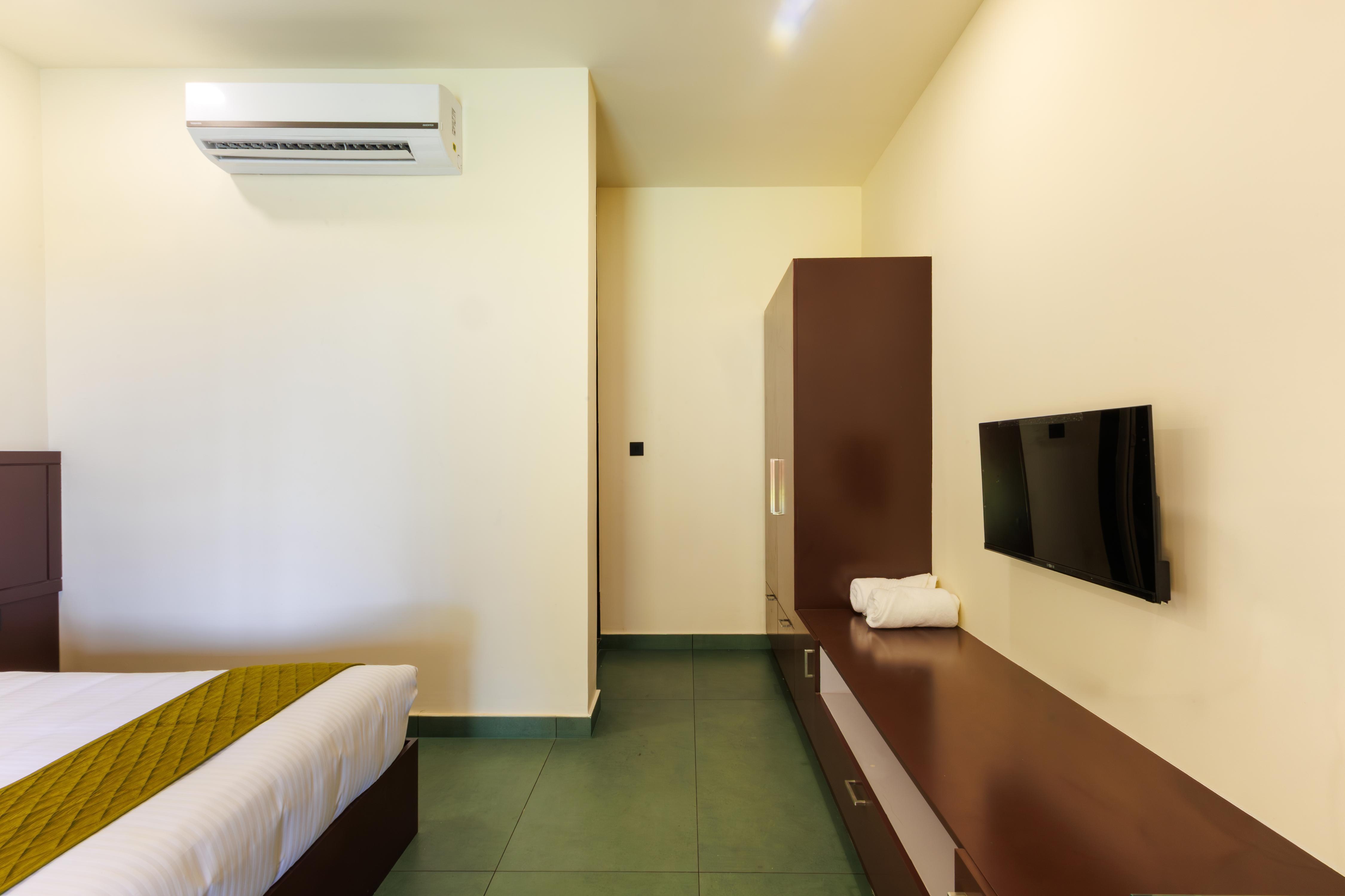 The Hoe Homestay by the Sea - Tap to explore photos