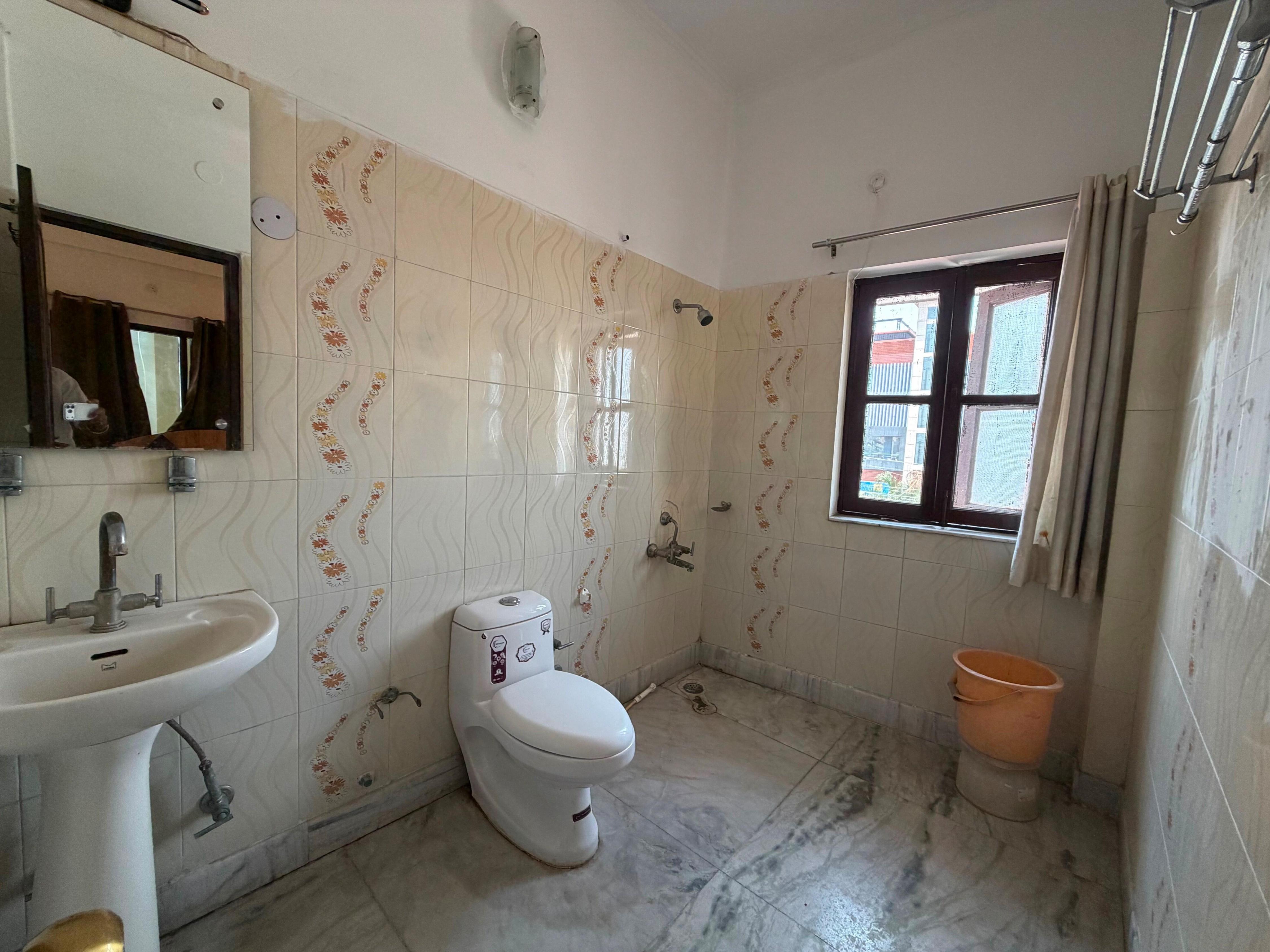 Hotel O Royal Homestay - Tap to explore photos