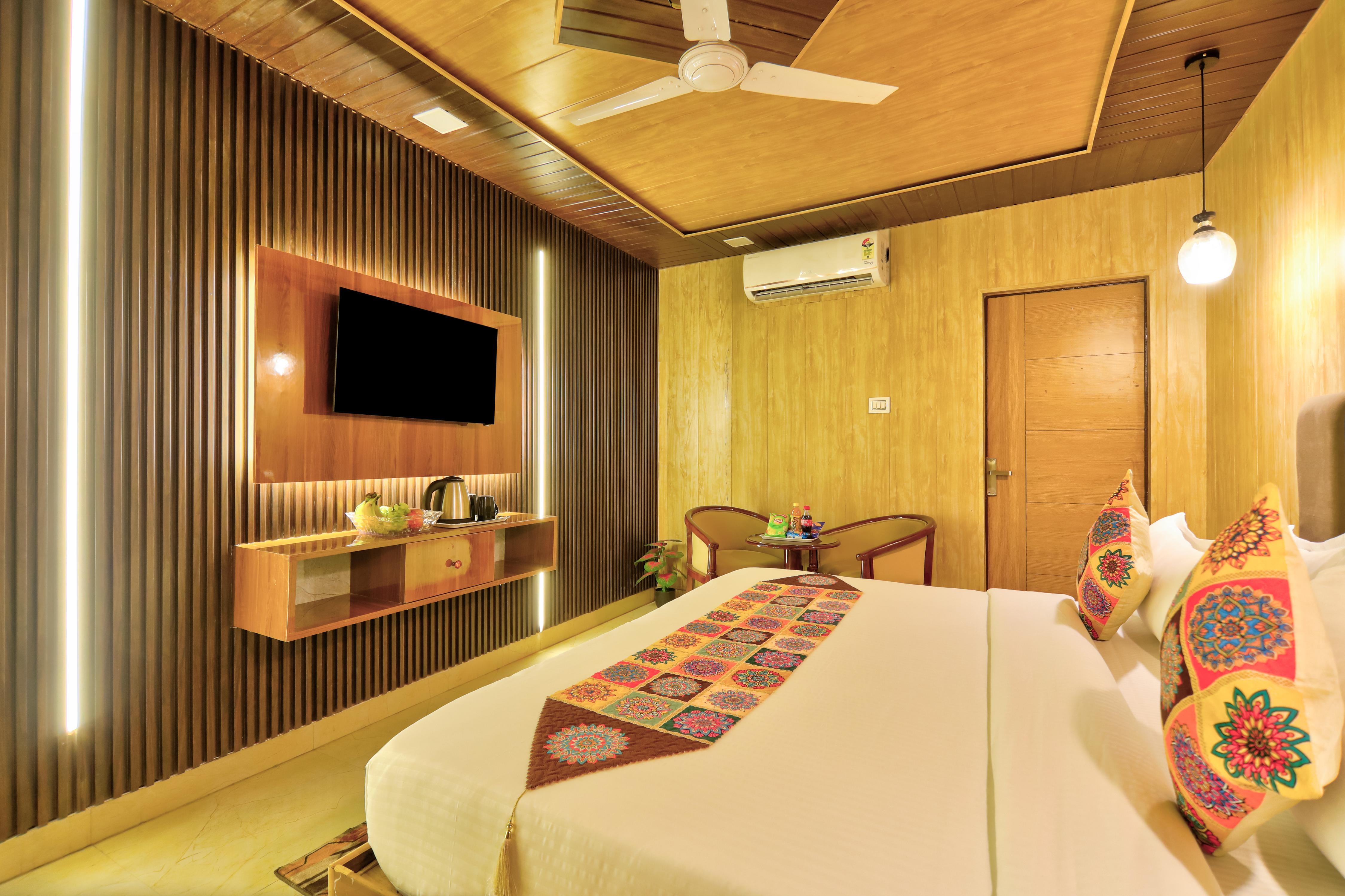 Midtown Inn Delhi - Tap to explore photos