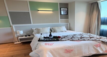 NeoNest Stay || Conscient One Mall Room Type - Jasmine Suite 1 BHK Apartment on 12th floor