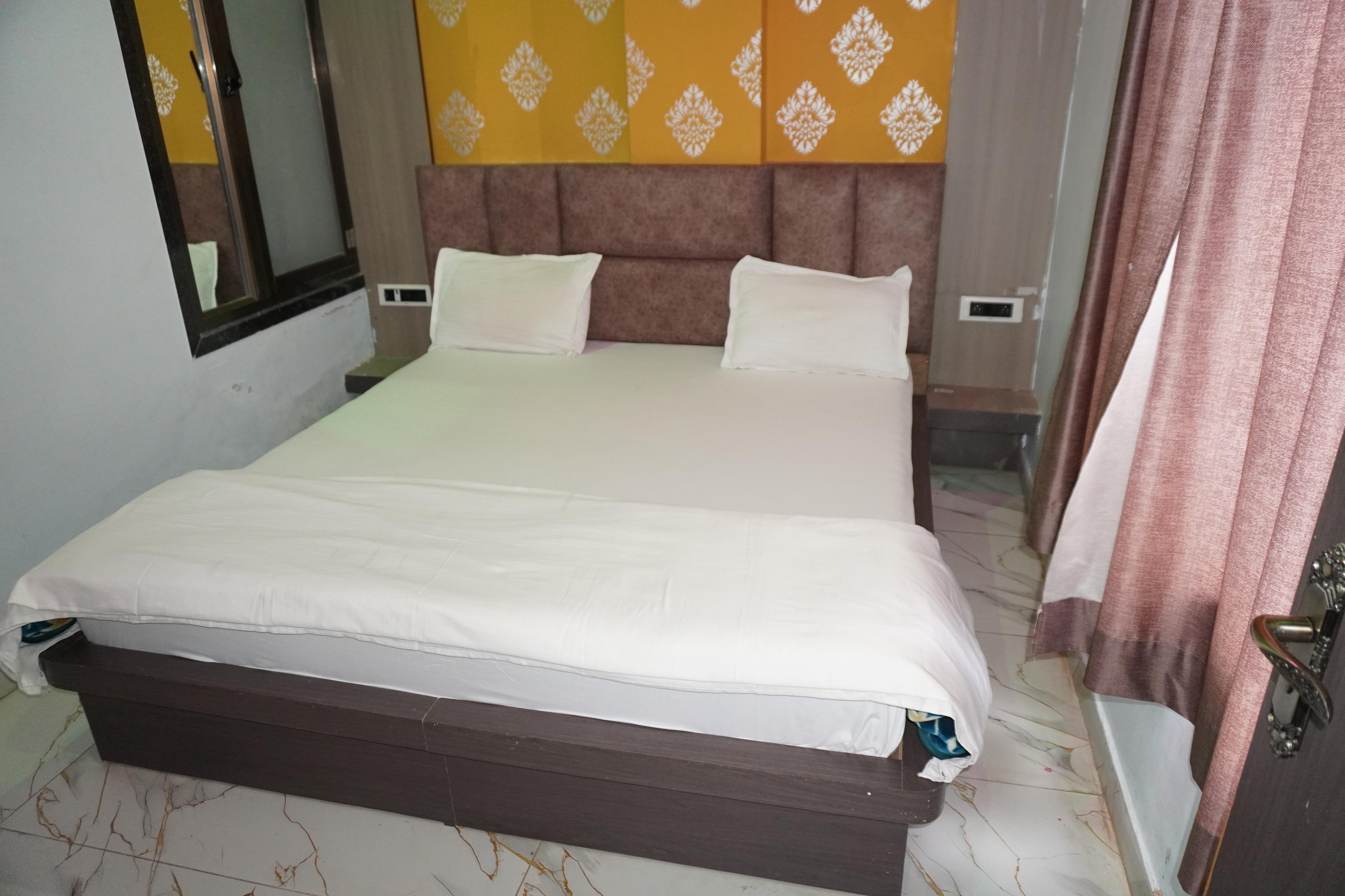 Hotel Shri Girdhari Palace and Restaurant. Room Type - Deluxe Room