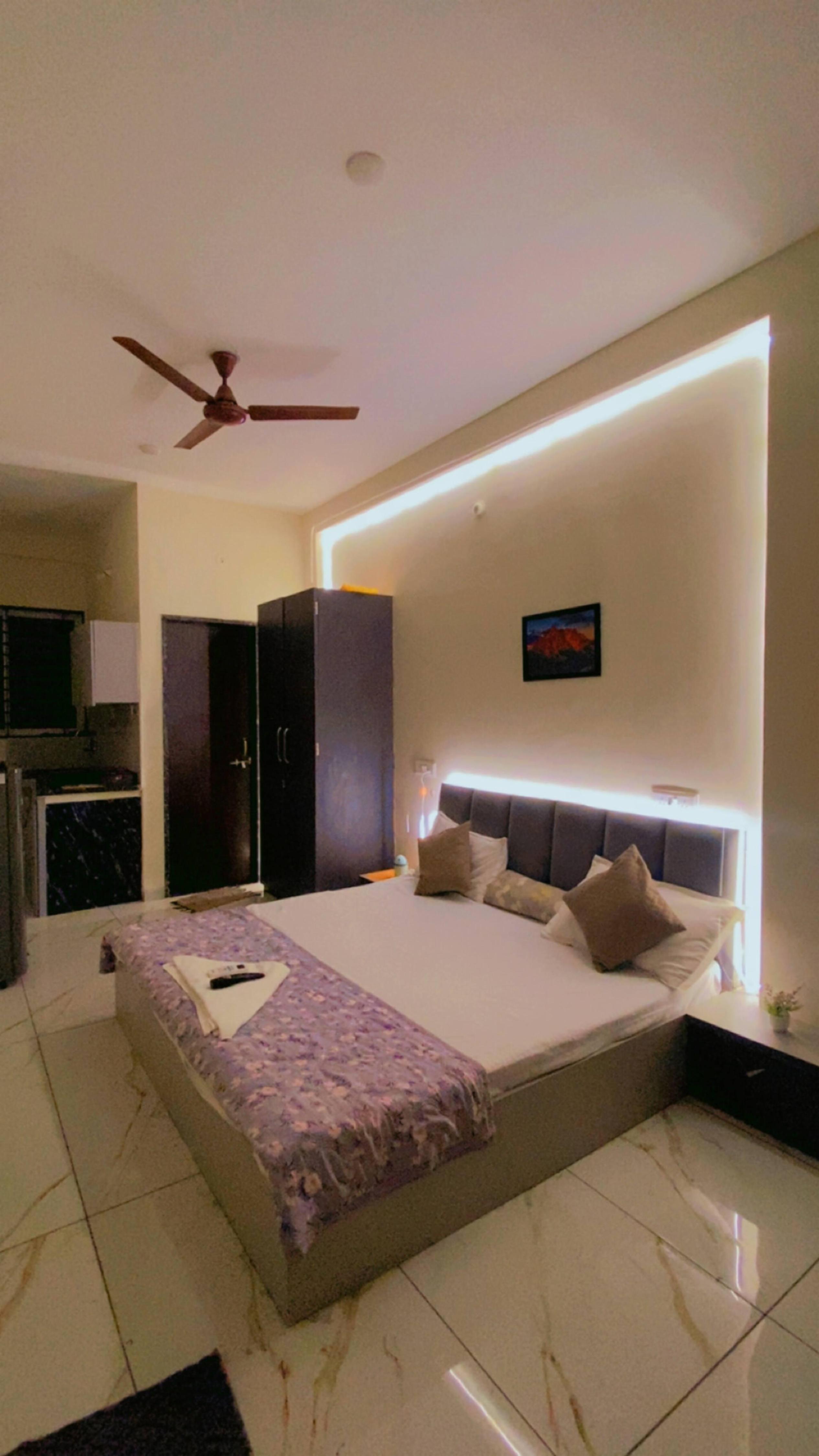 Couple Friendly RK Studio AC Wi Fi - Tap to explore photos