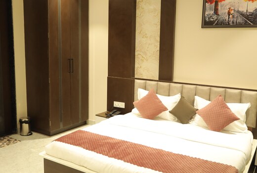 HOTEL GOLDEN CROWN