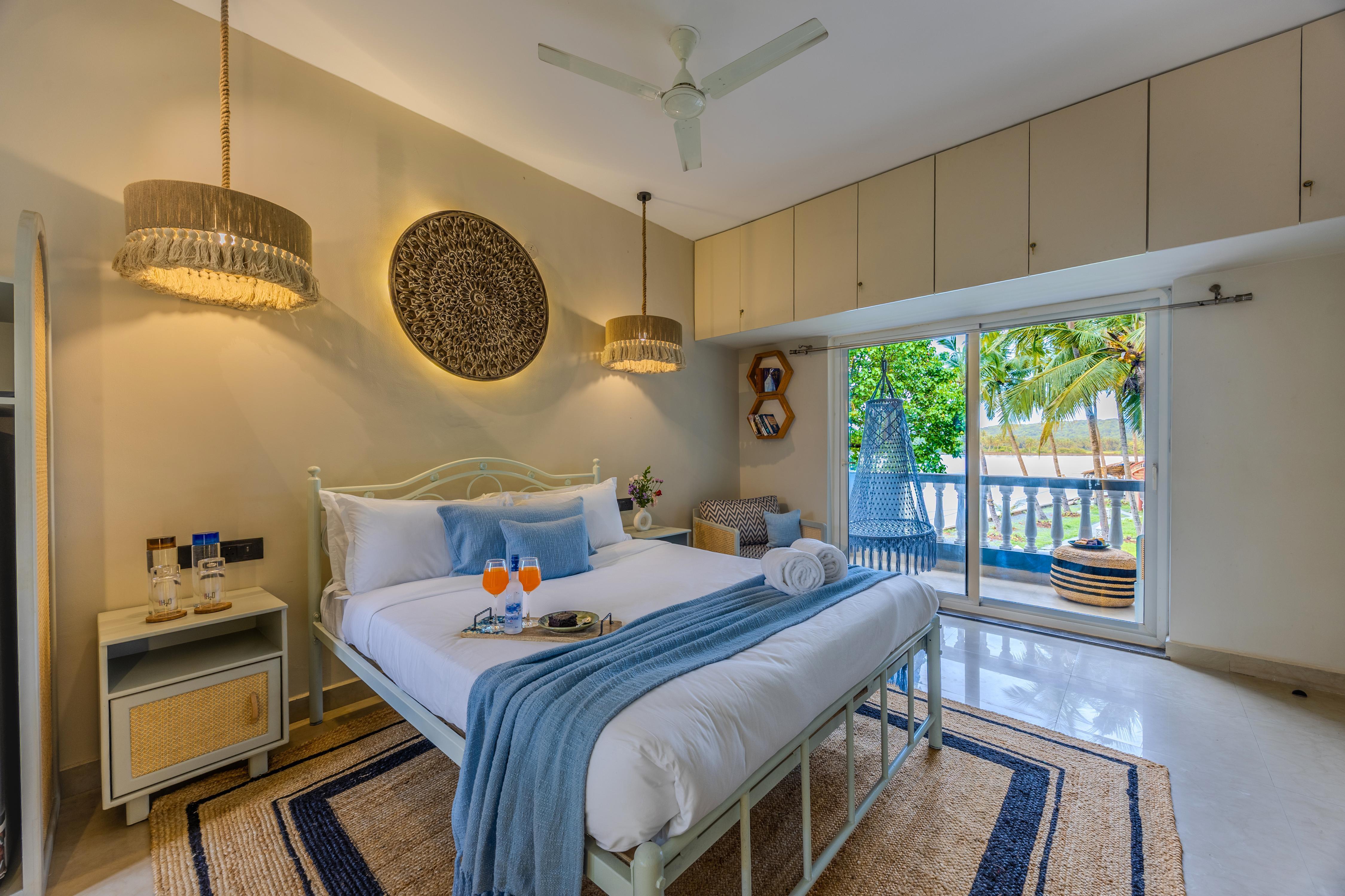 ELIVAAS Peace & Calm Room with Balcony Room Type - Bedroom 1