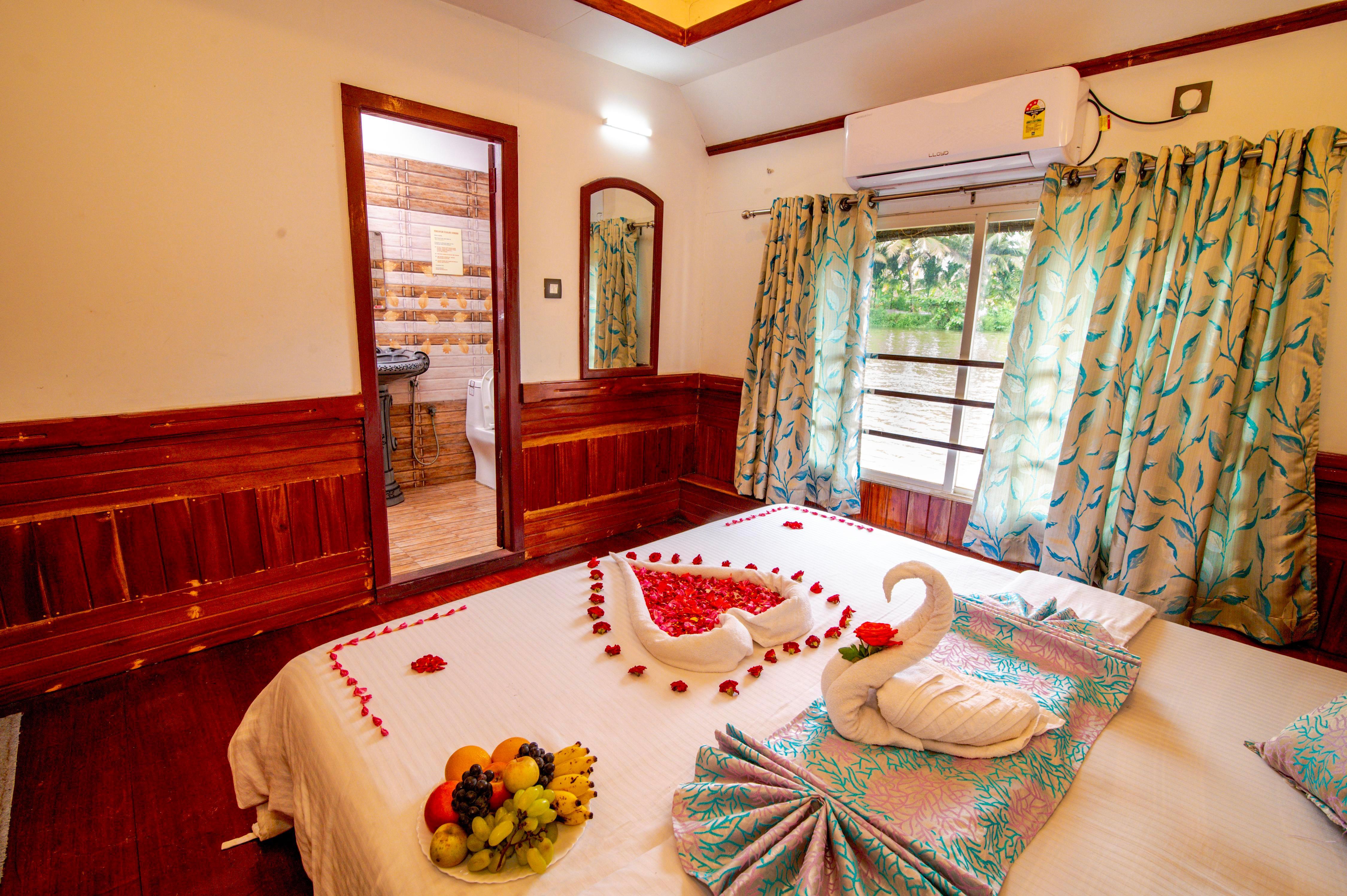 Rudra Houseboat - Tap to explore photos
