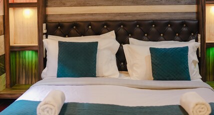 Blue Horizon -1BR | Houseboat | Meals by Homeyhuts Room Type - Blue Horizon -1BR | Houseboat | Meals by Homeyhuts Blue Horizon -1BR | Houseboat | Meals by Homeyhuts Room Type - Blue Horizon -1BR | Houseboat | Meals by Homeyhuts