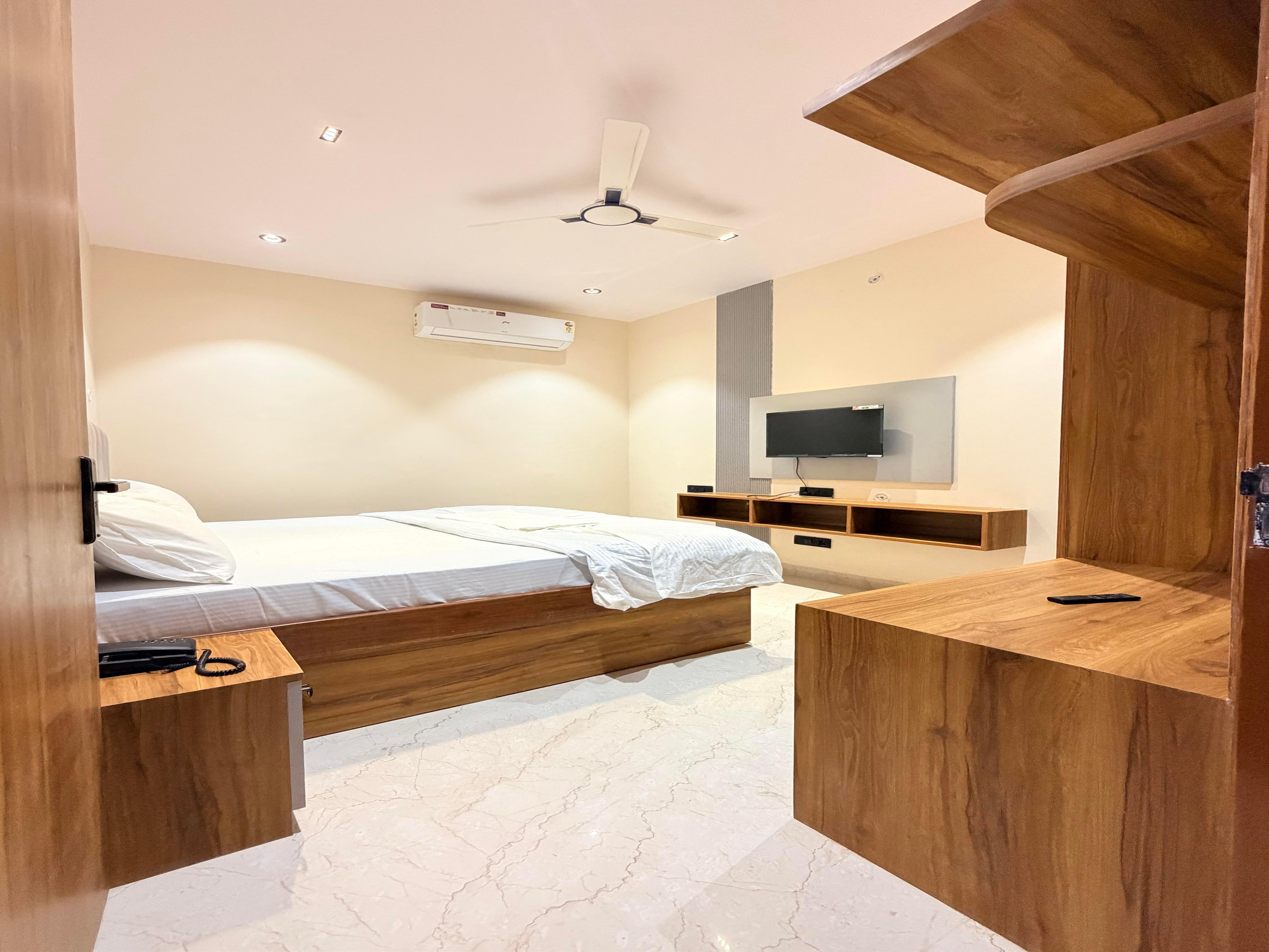 iHeights Luxury Stay & Comfort - Tap to explore photos