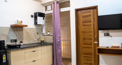 Studio@Pebble House By Zomo Stays Room Type - Studio6 - Pebble House - Bedroom + Kitchen + Bathroom + SmartTV Studio@Pebble House By Zomo Stays Room Type - Studio6 - Pebble House - Bedroom + Kitchen + Bathroom + SmartTV