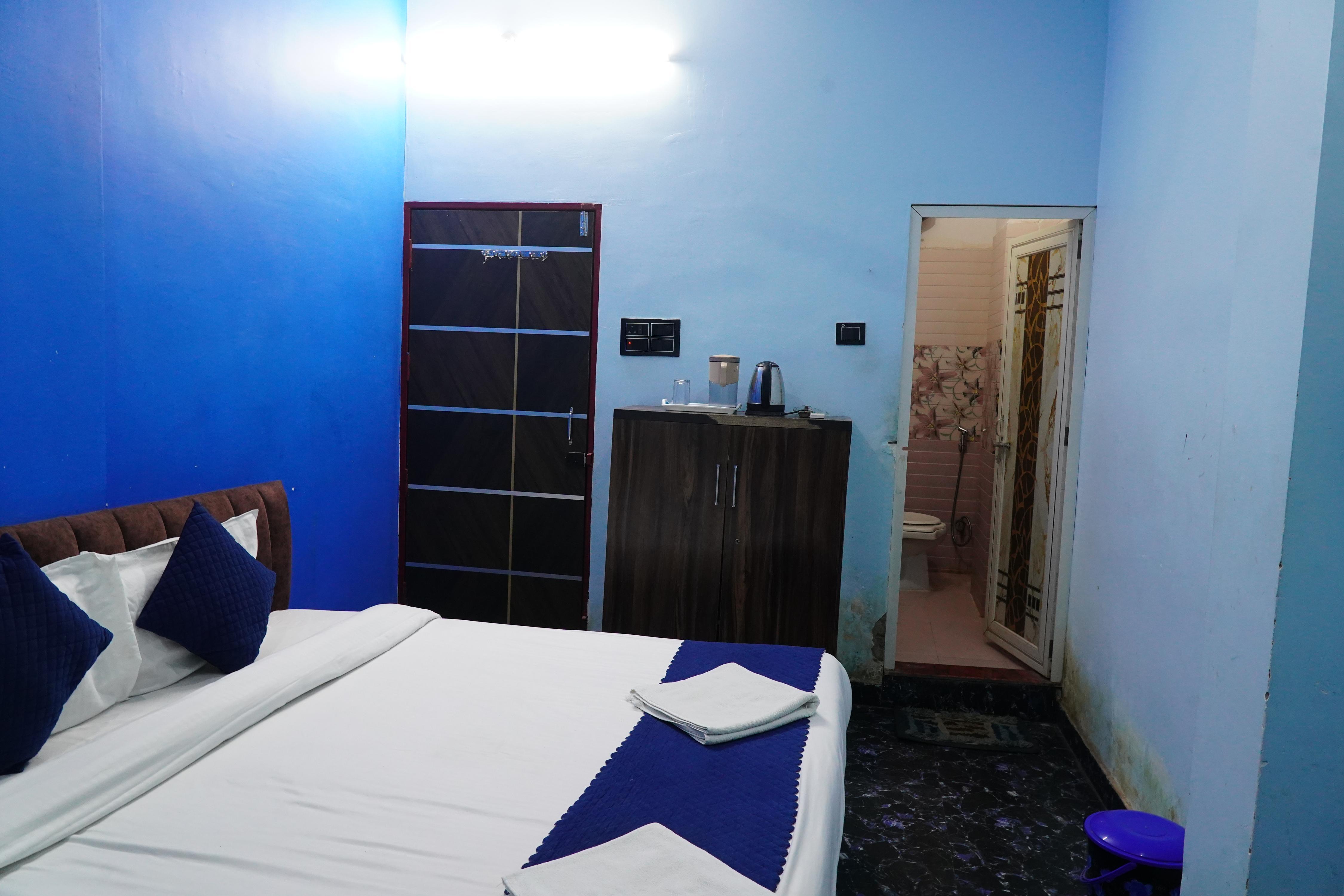 Hitarth Palace Paying Guest House - Tap to explore photos