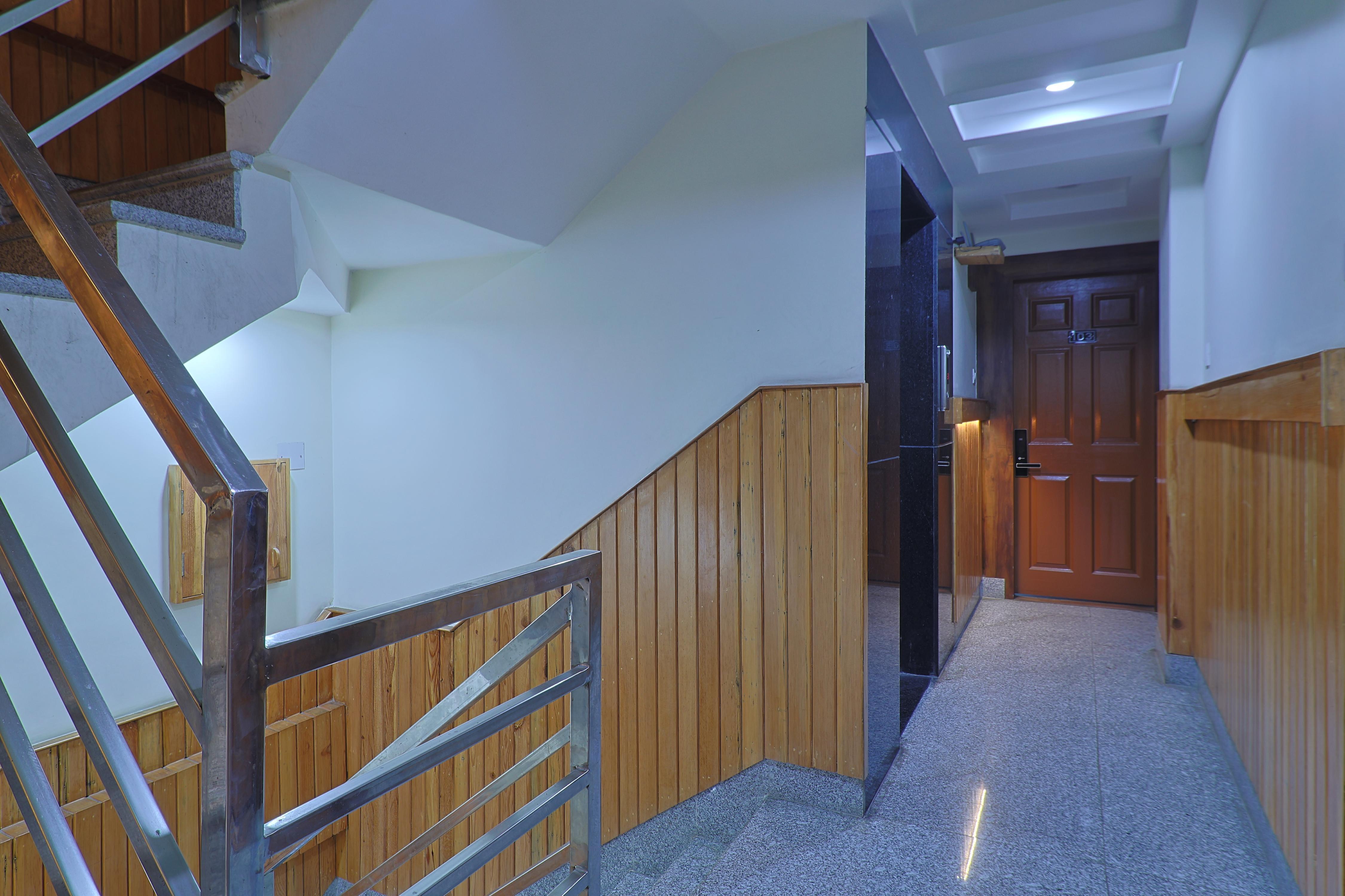 OYO 839 Hotel Middle Temple - Tap to explore photos