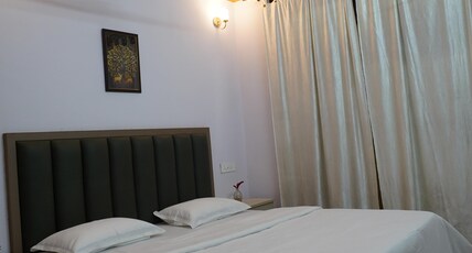 Shree Guest House Room Type - Deluxe Non-AC Rooms with Balcony & City view Shree Guest House Room Type - Deluxe Non-AC Rooms with Balcony & City view