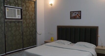 Shree Guest House Room Type - Deluxe AC Room With Smart TV & Free WiFi