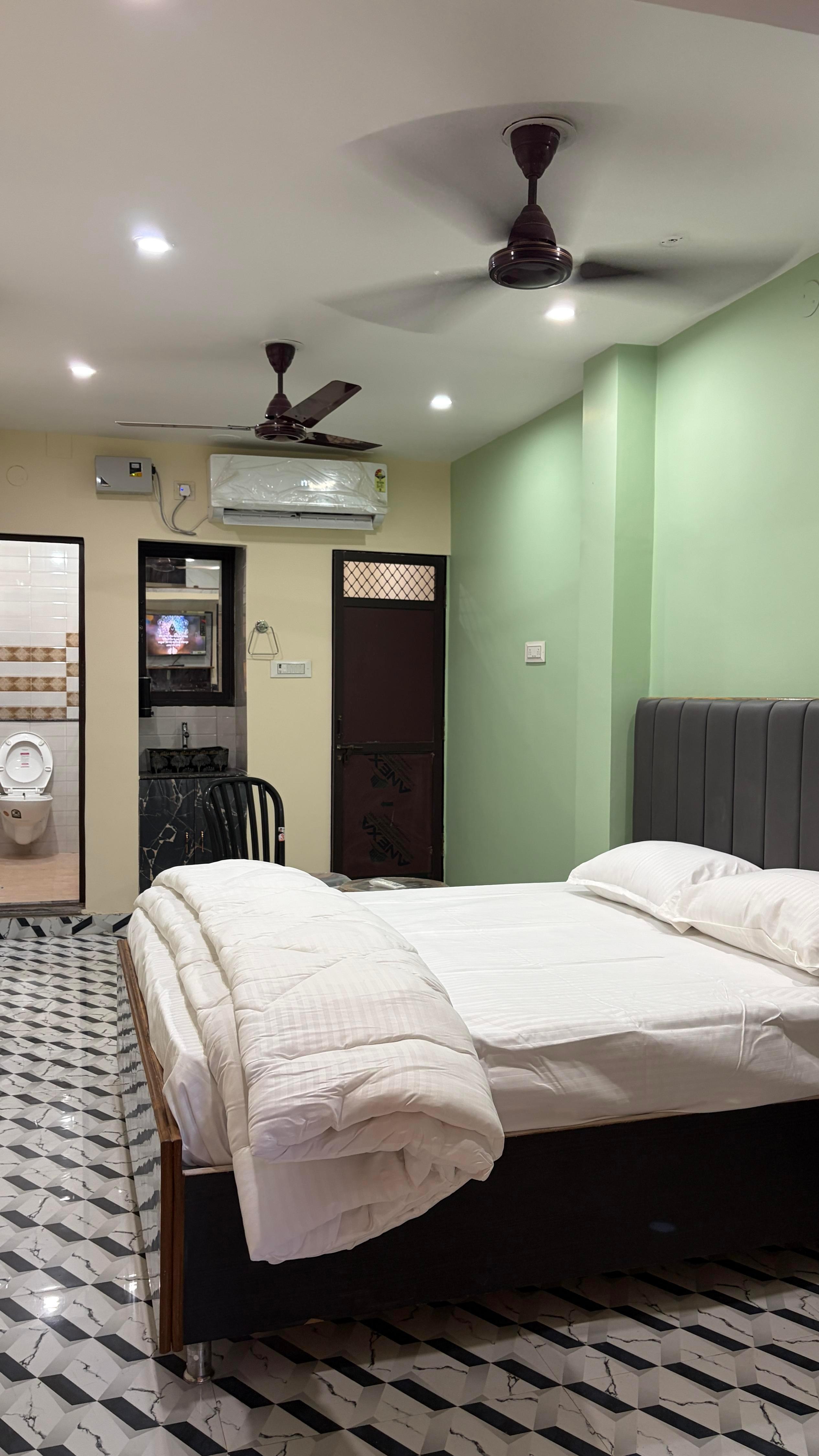 Om Kaashi Divine Stay - Tap to explore photos