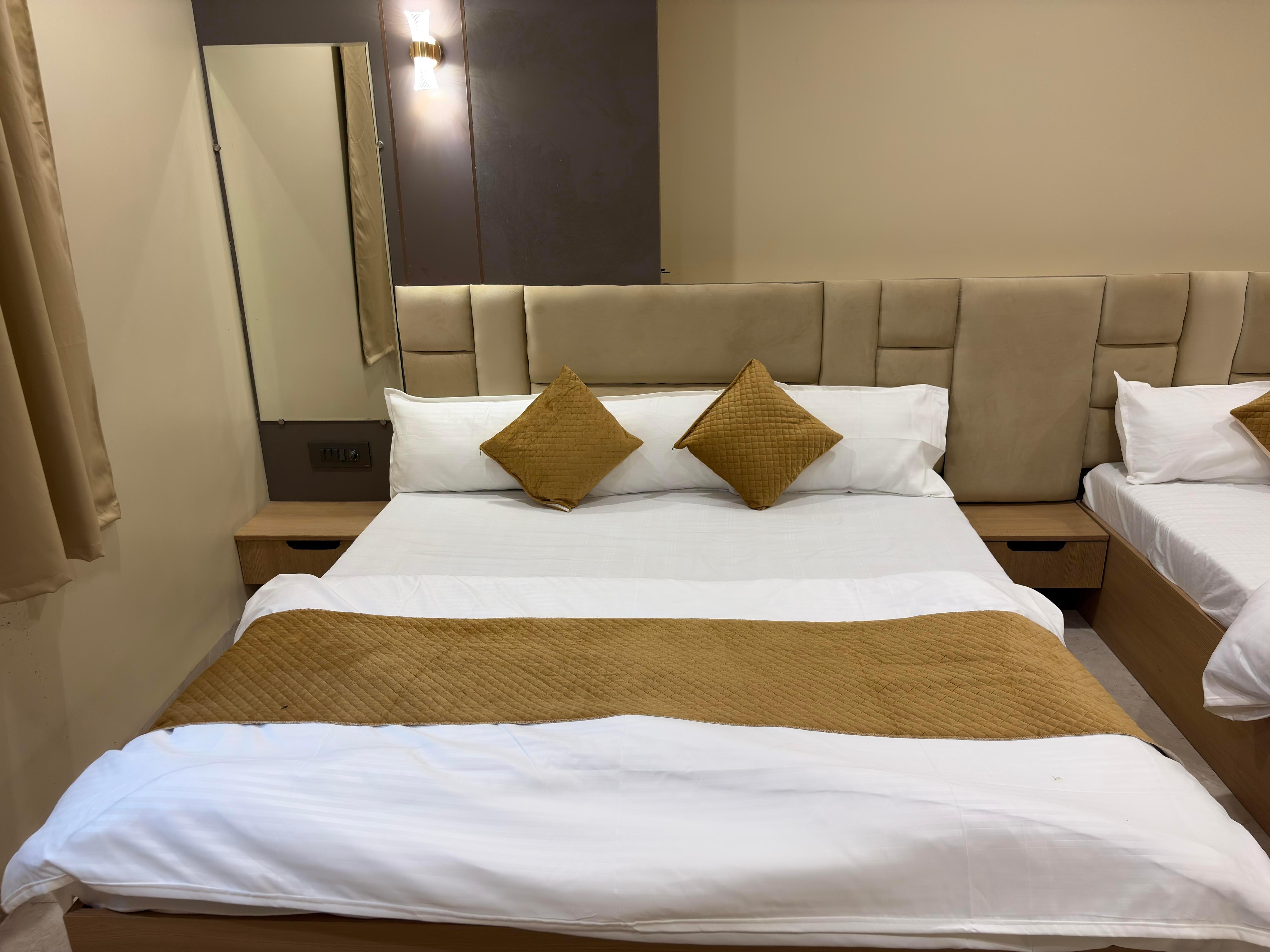 Hotel Shree Anant Palace - Tap to explore photos