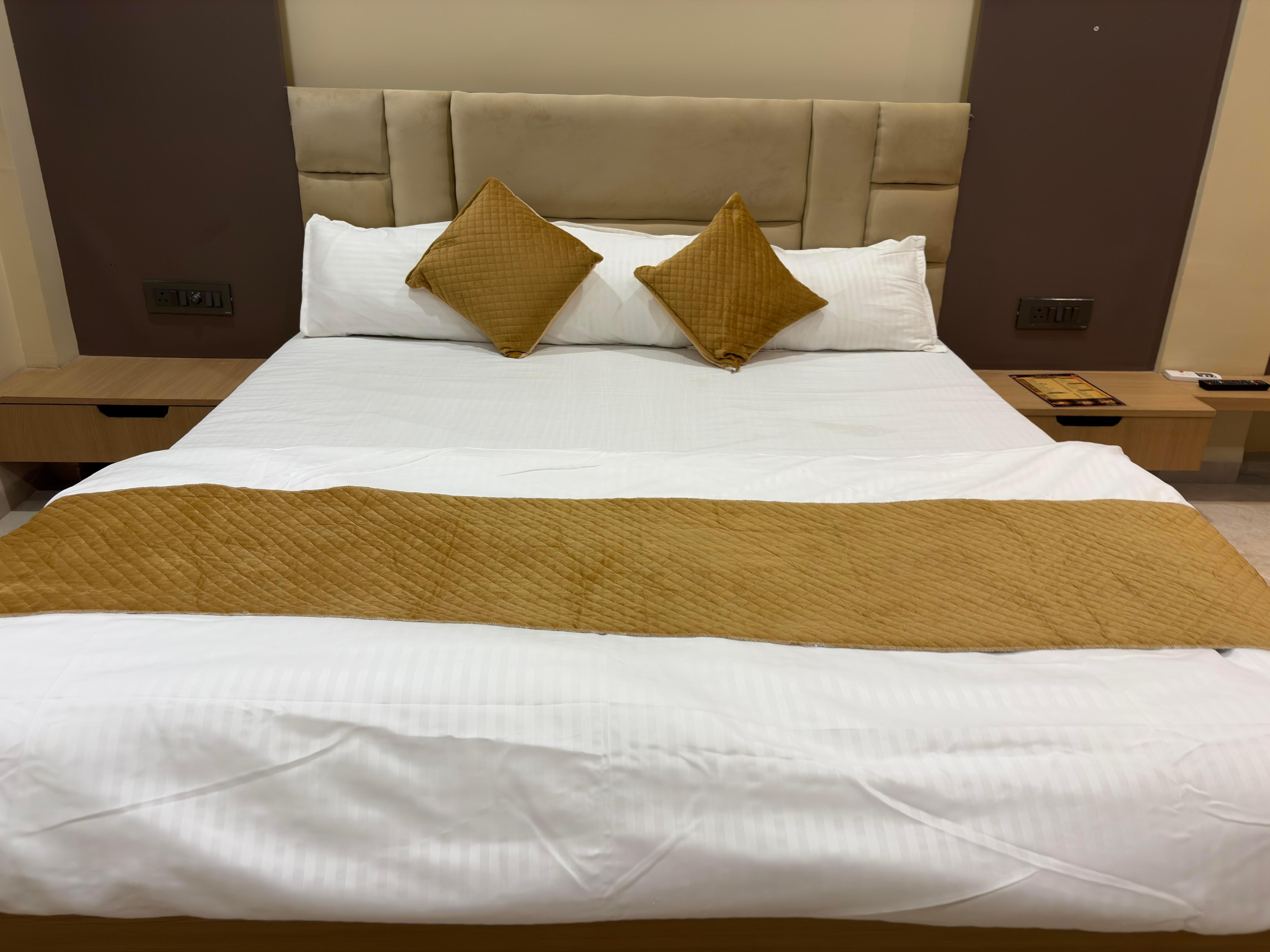 Hotel Shree Anant Palace - Tap to explore photos