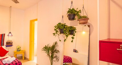goSTOPS Jaipur, Civil Lines Room Type - Deluxe Private Room with Ensuite Bathroom