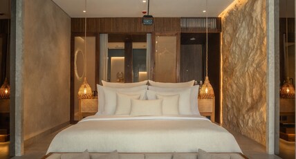 La Mewali Room Type - Suite Room with Pool View