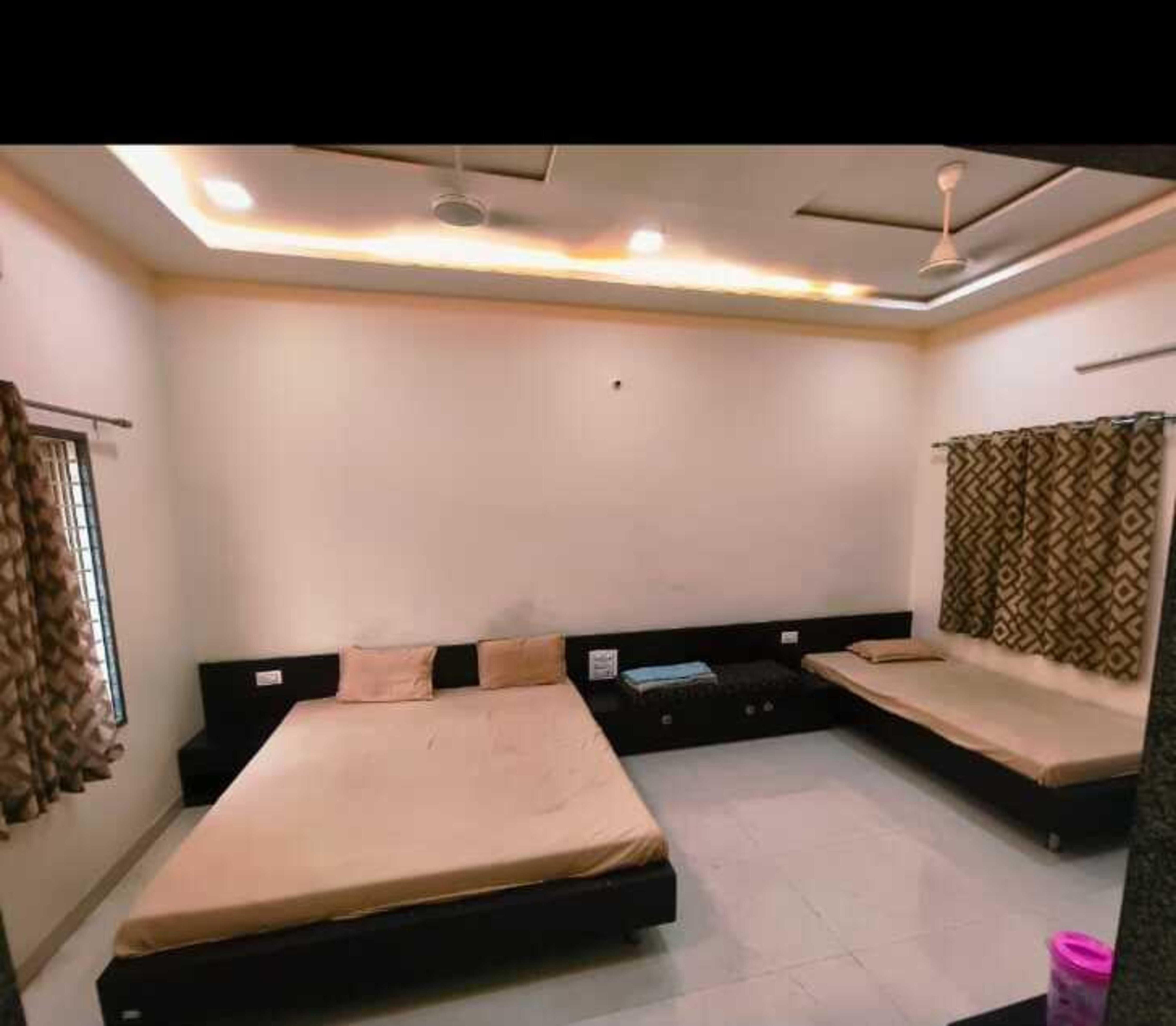 Paras Yatri Bhawan - Tap to explore photos