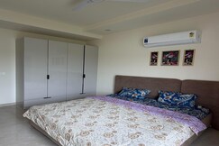 Sukooon Luxury Stay with Garden Modern Interiors