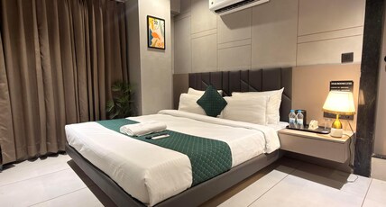 HOTEL LUXE ROOMS Room Type - Deluxe Room with Air Conditioning