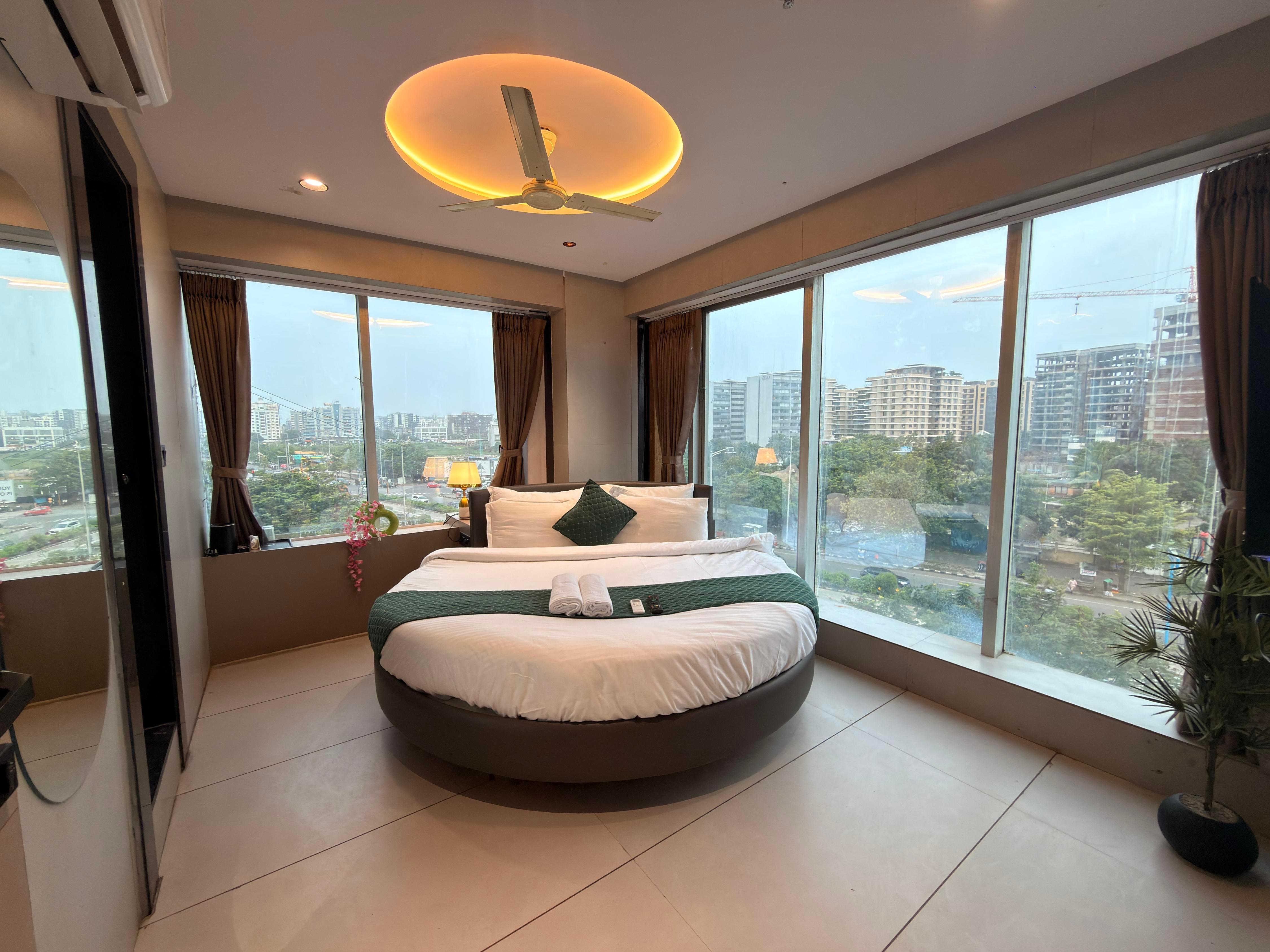 HOTEL LUXE ROOMS - Tap to explore photos