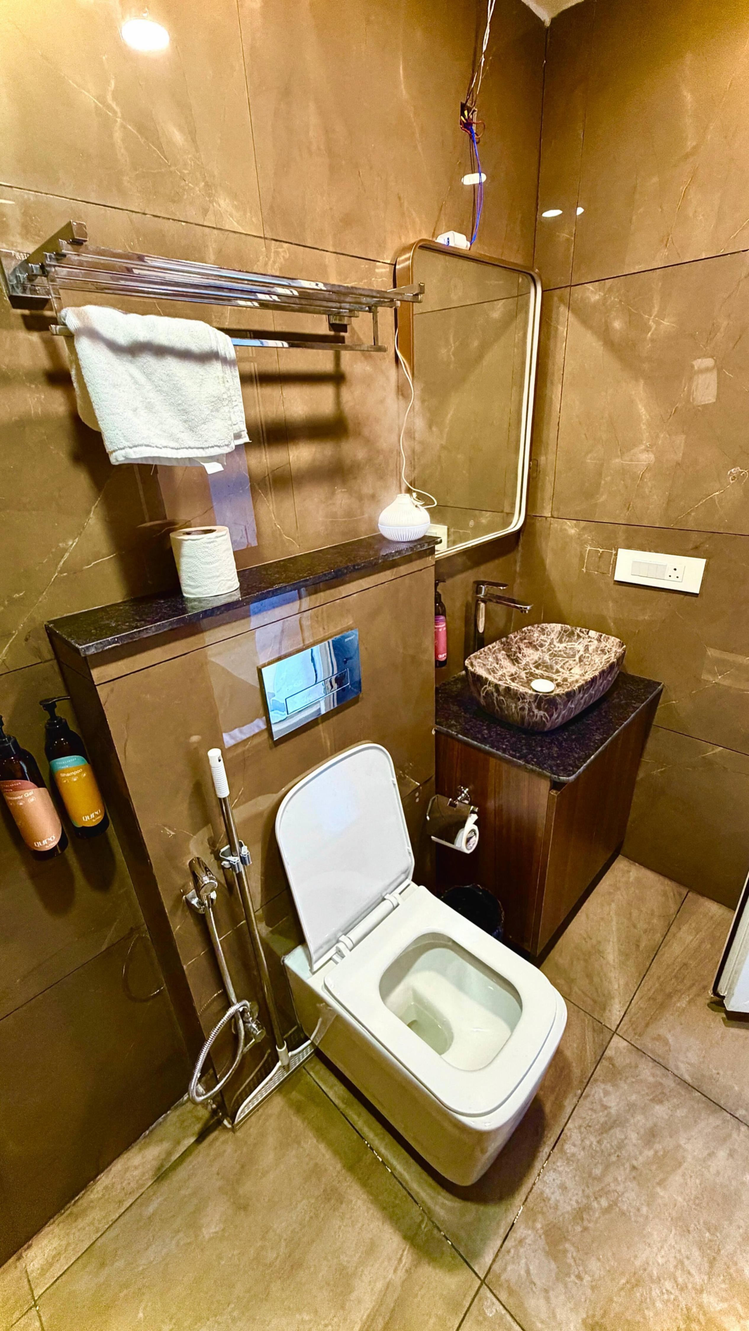 The Bloom Boutique Stay Gurgaon - Tap to explore photos