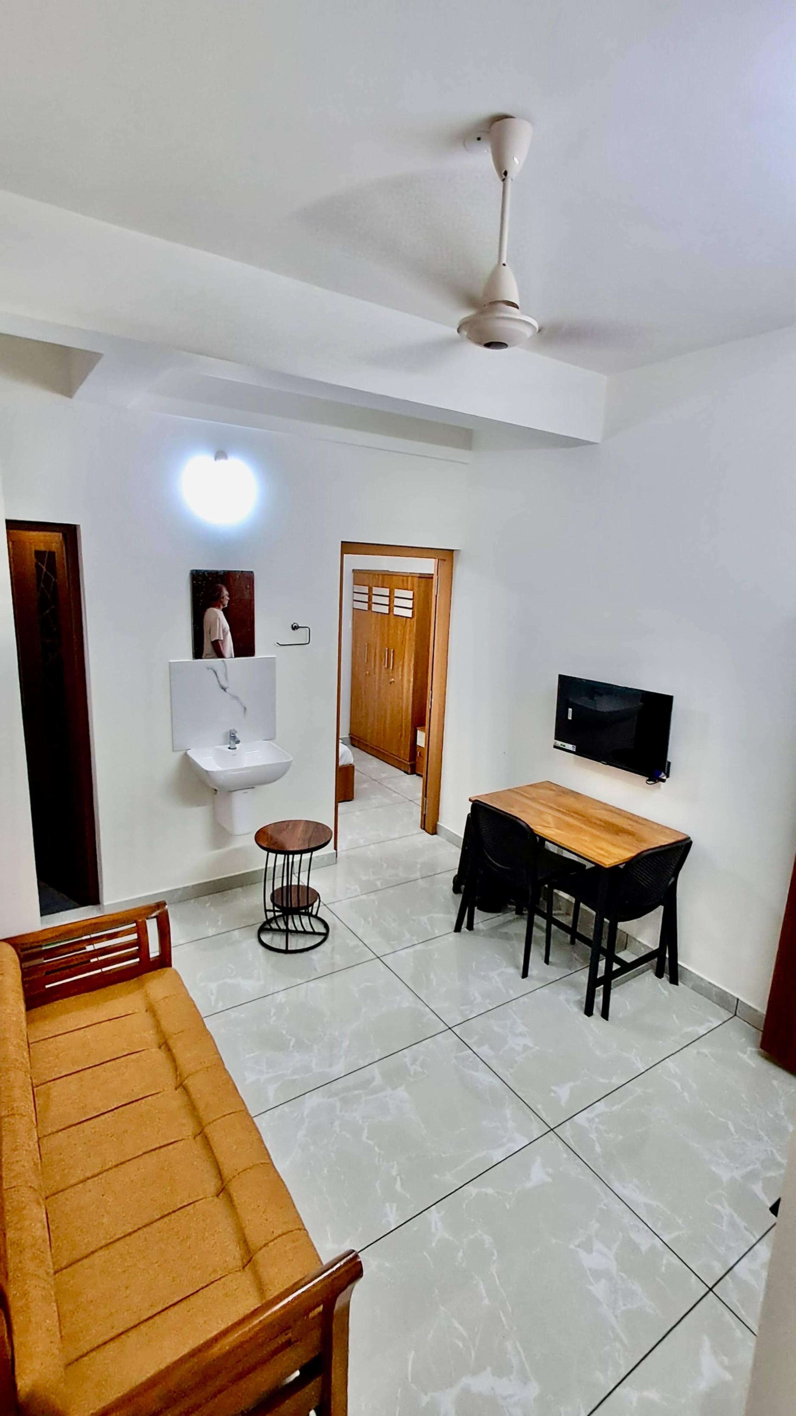 Modern 2BHK with Lift Infopark Lulu with kitchen - Tap to explore photos