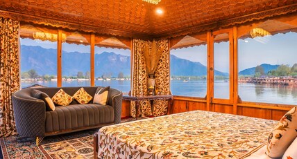 7 Heaven Heritage Room Type - Shahkaar Mountain and Lake View Room with Balcony