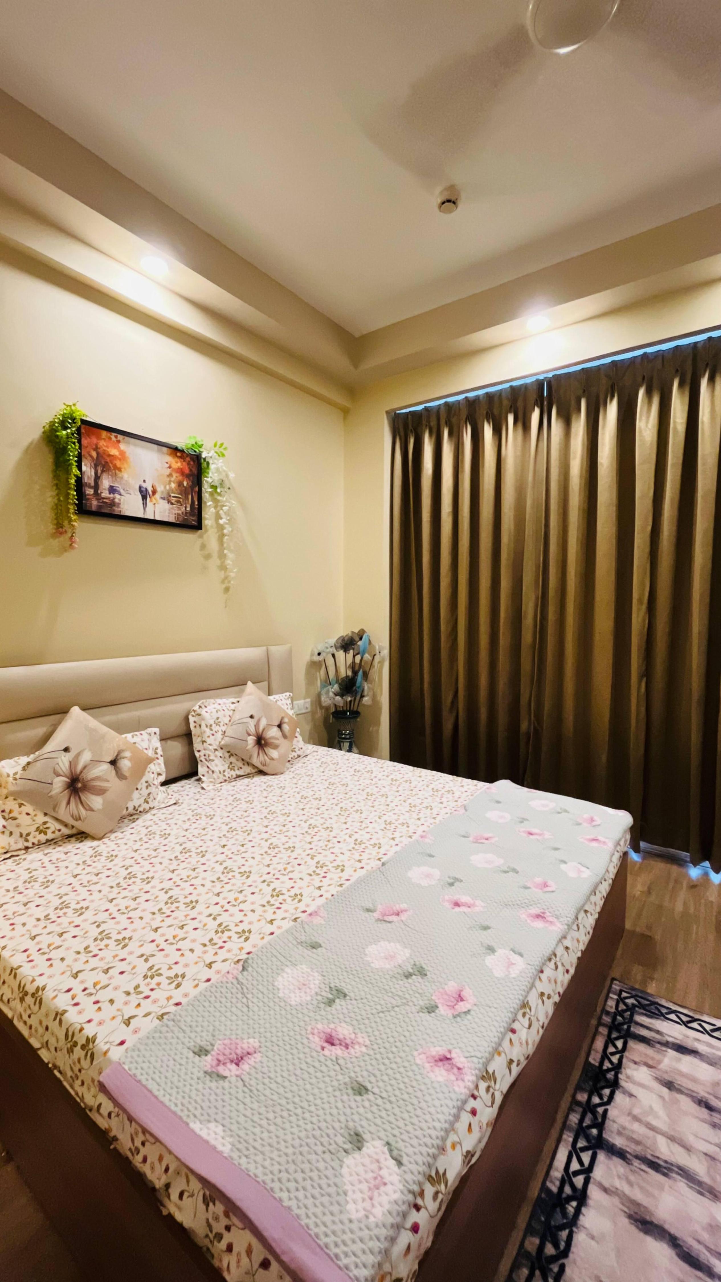Nestora Stays Cozy Luxury Studio Greater Noida - Tap to explore photos