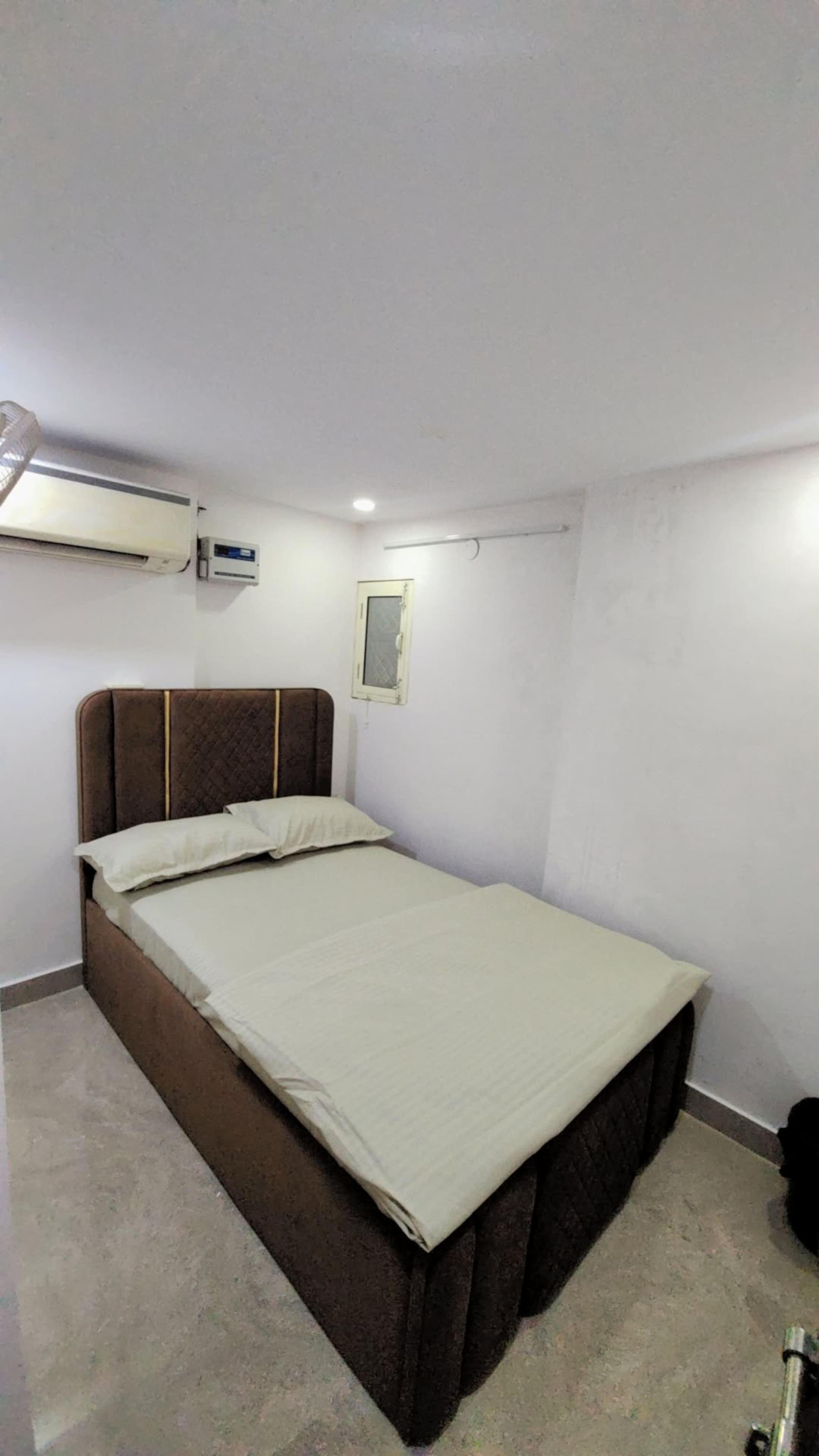 Singla House Stay Single Room - Tap to explore photos