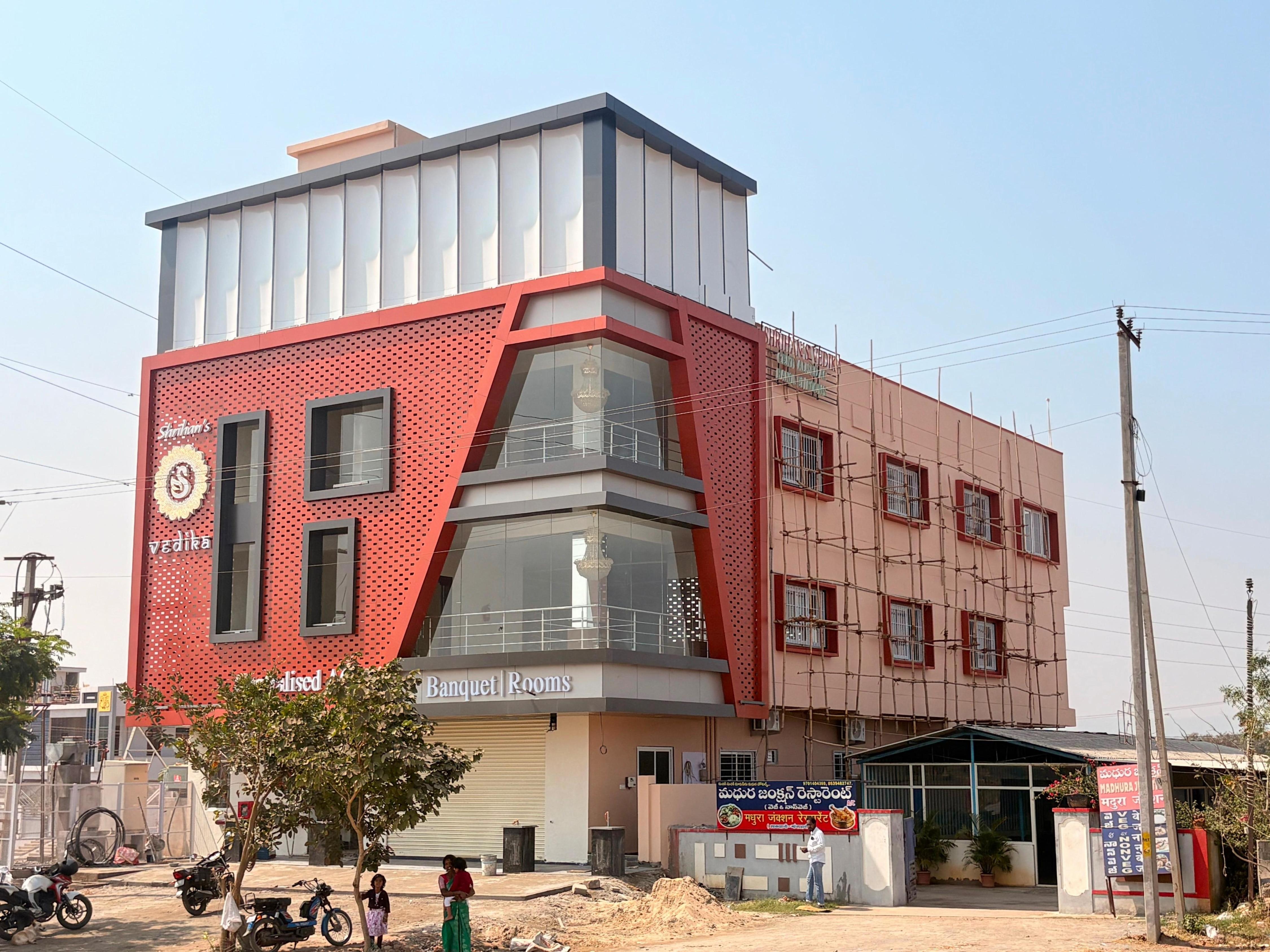 OYO Shrihans Rooms - Tap to explore photos