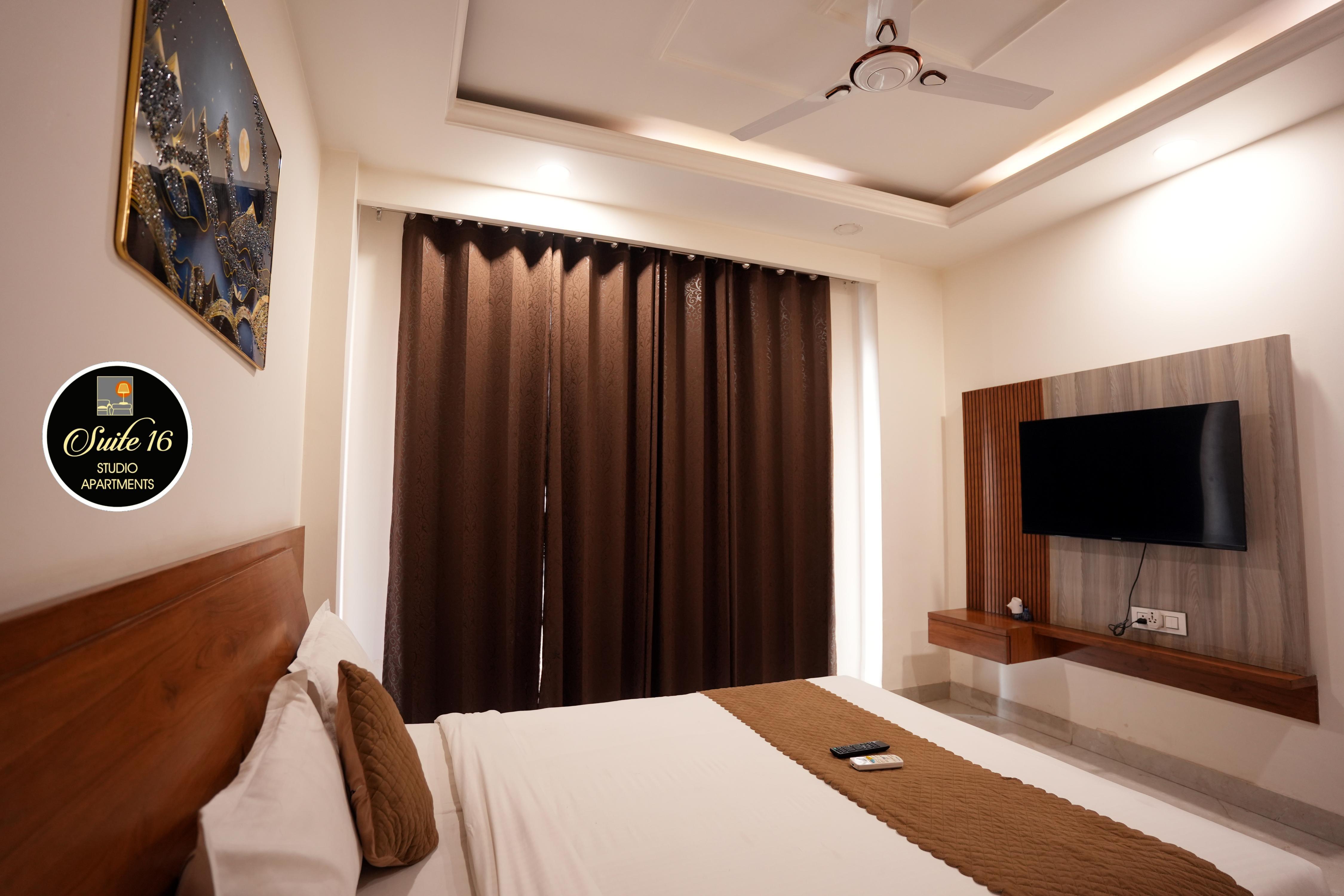 Suite 16 Studio Apartment - Tap to explore photos