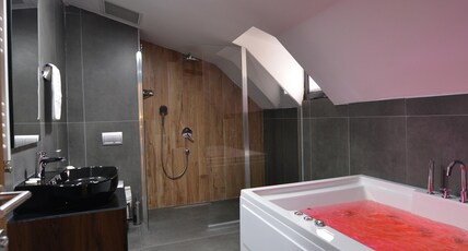 Istport Garden Hotel Room Type - Suite with Jacuzzi Istport Garden Hotel Room Type - Suite with Jacuzzi