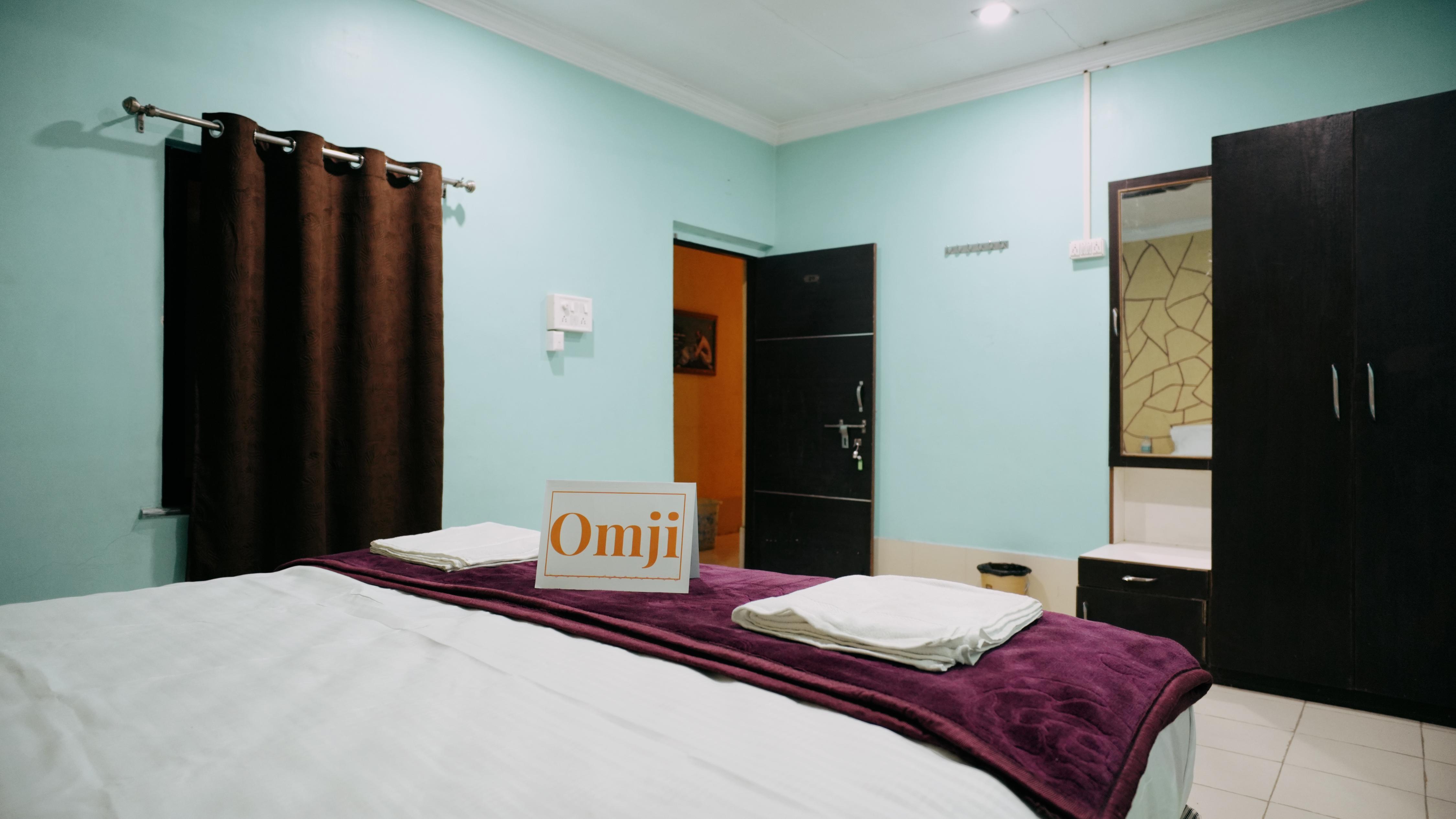 Omji Ashram - Shri Moun Teerth Peeth - Tap to explore photos