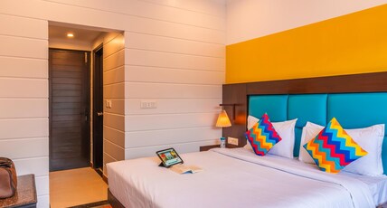 goSTOPS Mussoorie, Mall Road Room Type - Deluxe Private Room with Ensuite Bathroom