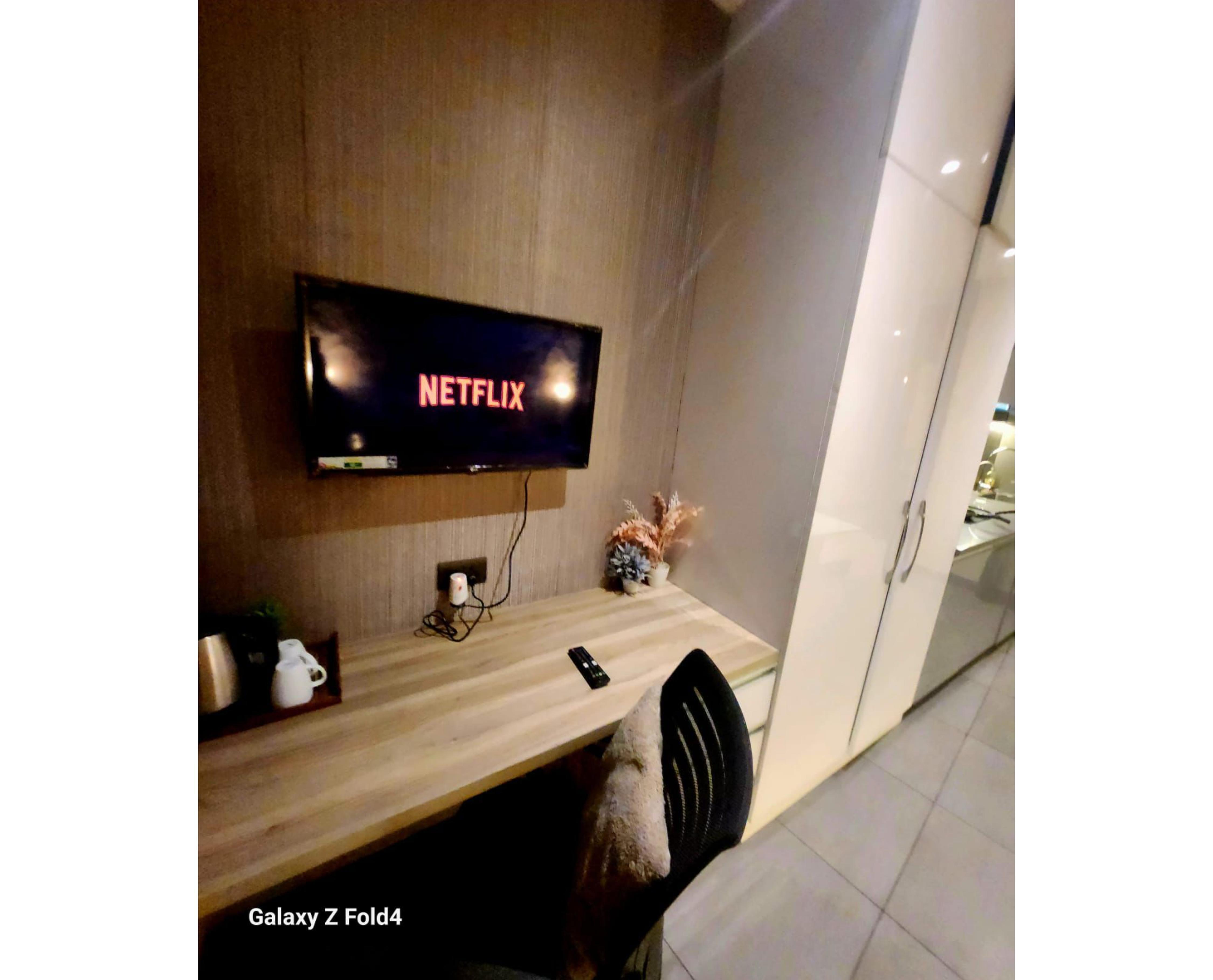 Supernova Crown Sky Residences | 43rd Floor - Tap to explore photos
