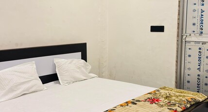Karuna Nidhan Guest House Room Type - Deluxe Room