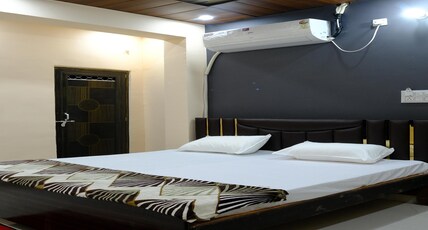 RAJAWAT COMPLEX Room Type - Bedroom Ac
