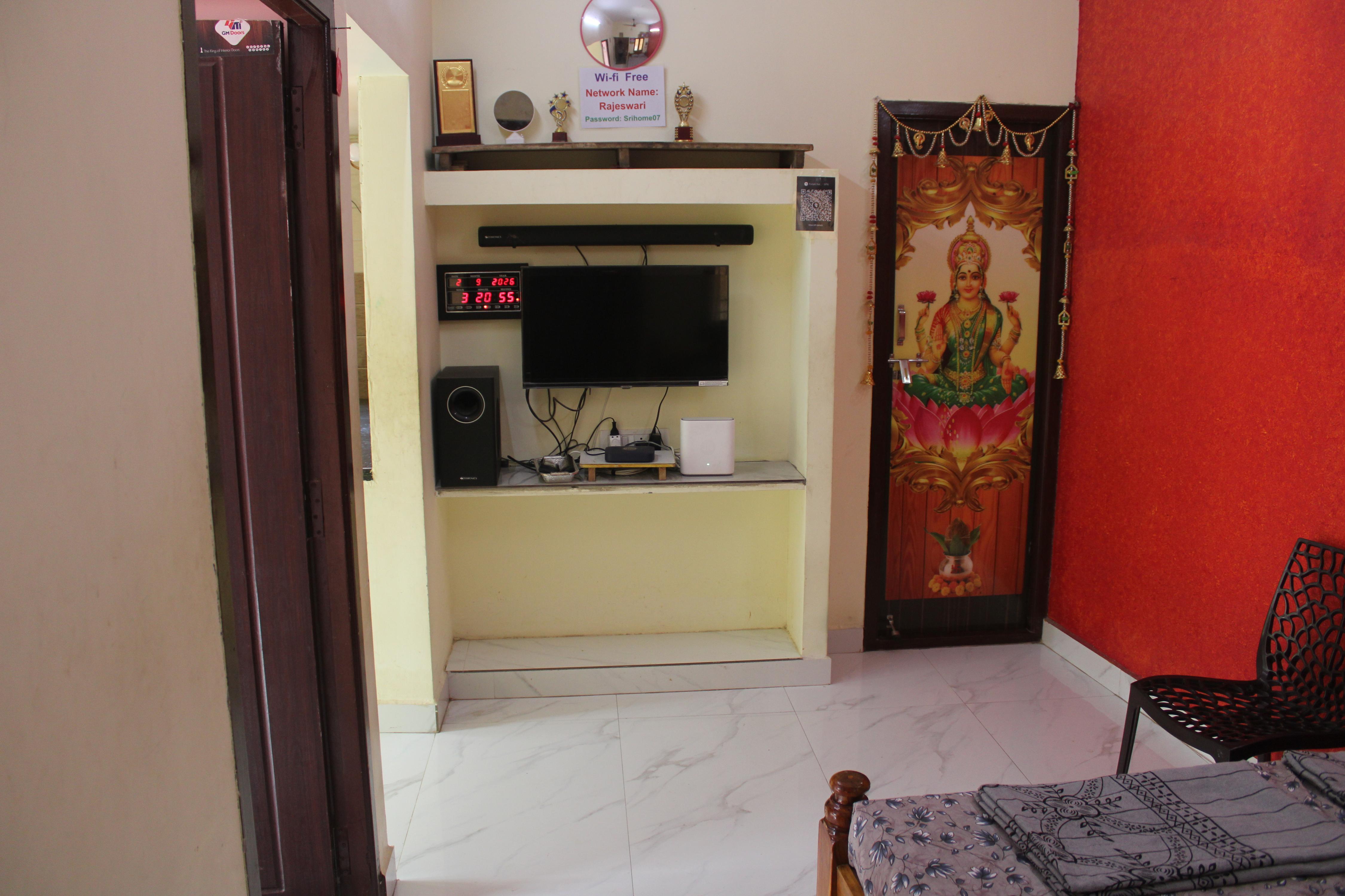 Sri Home Stay - Tap to explore photos