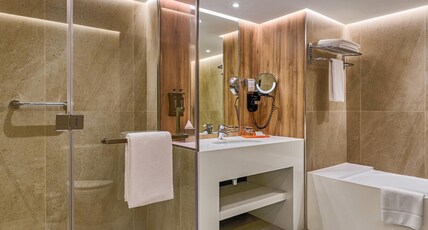Ramada Hotel and Suites by Wyndham JBR Room Type - Deluxe King Room, City View