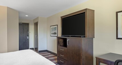 Best Western Plus Stoneridge Inn & Conference Centre Room Type - Accessible - 1 Queen, Mobility Accessible, Bathtub, Ground Floor, In-Room Safe, Mini Fridge, Non-Smo Best Western Plus Stoneridge Inn & Conference Centre Room Type - Accessible - 1 Queen, Mobility Accessible, Bathtub, Ground Floor, In-Room Safe, Mini Fridge, Non-Smo