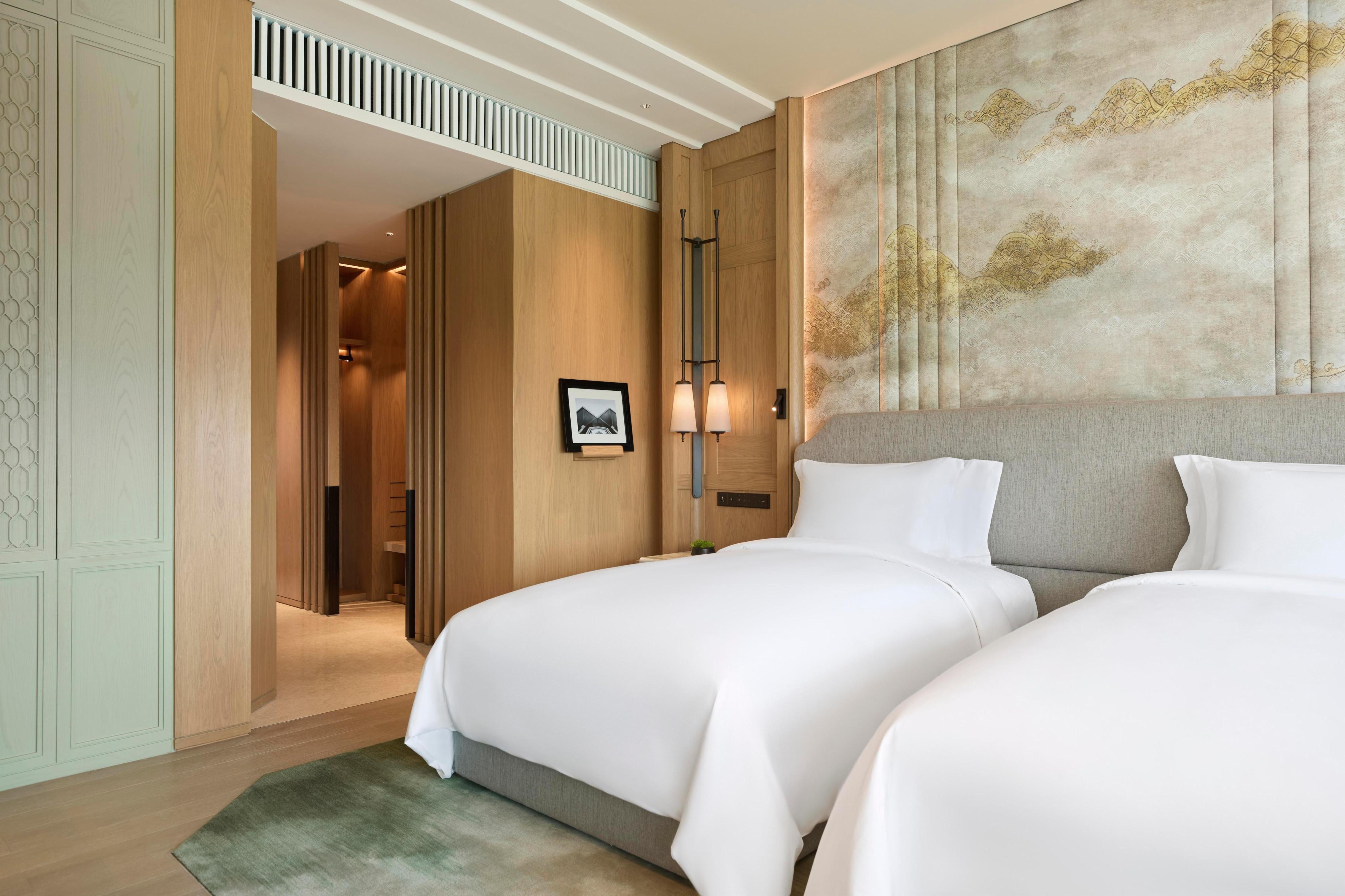 Dusit Thani Bangkok Room Type - Premier Corner 2 Doubles, High Floor, Park View