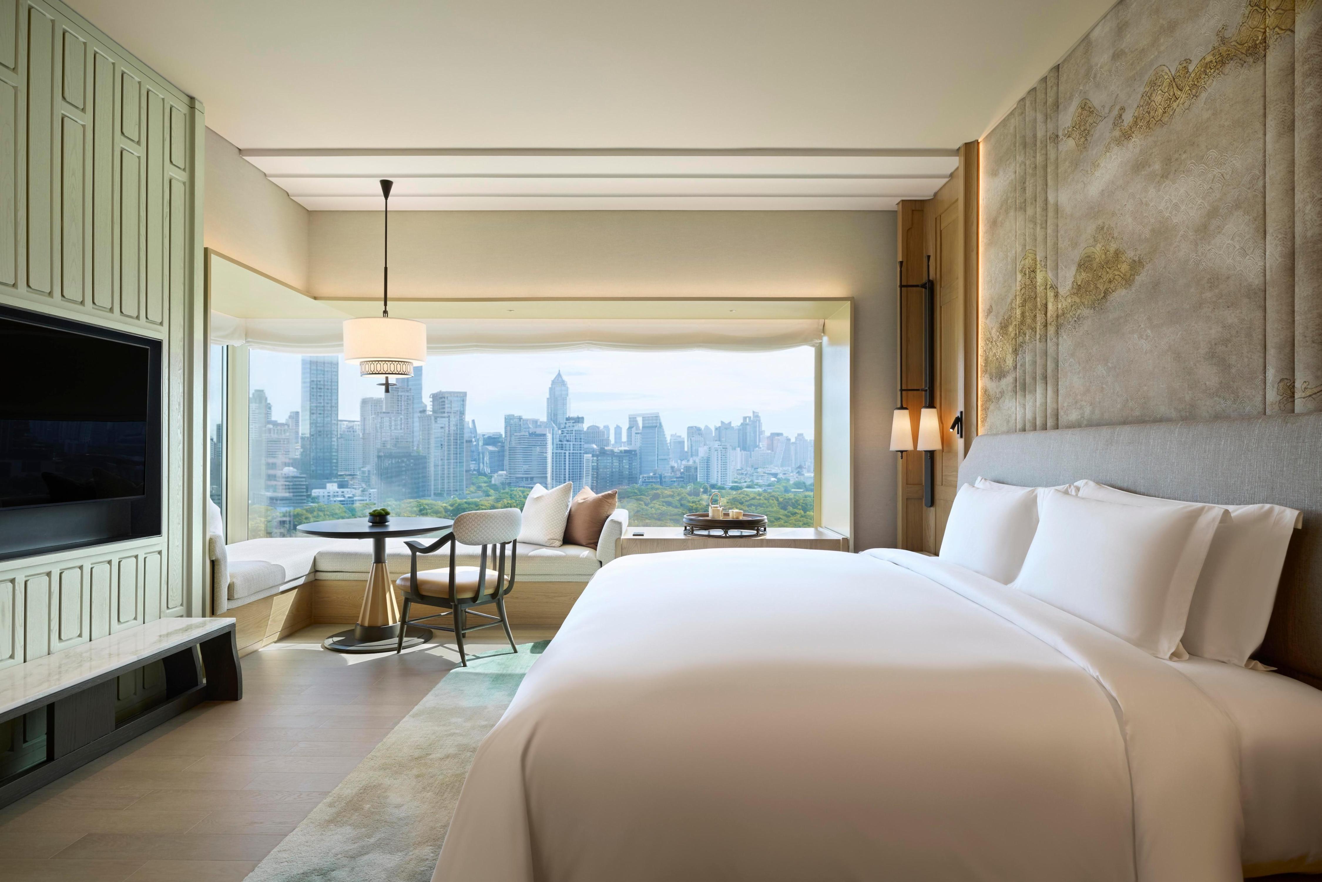 Dusit Thani Bangkok Room Type - Club Corner 1 King, High Floor, Park View