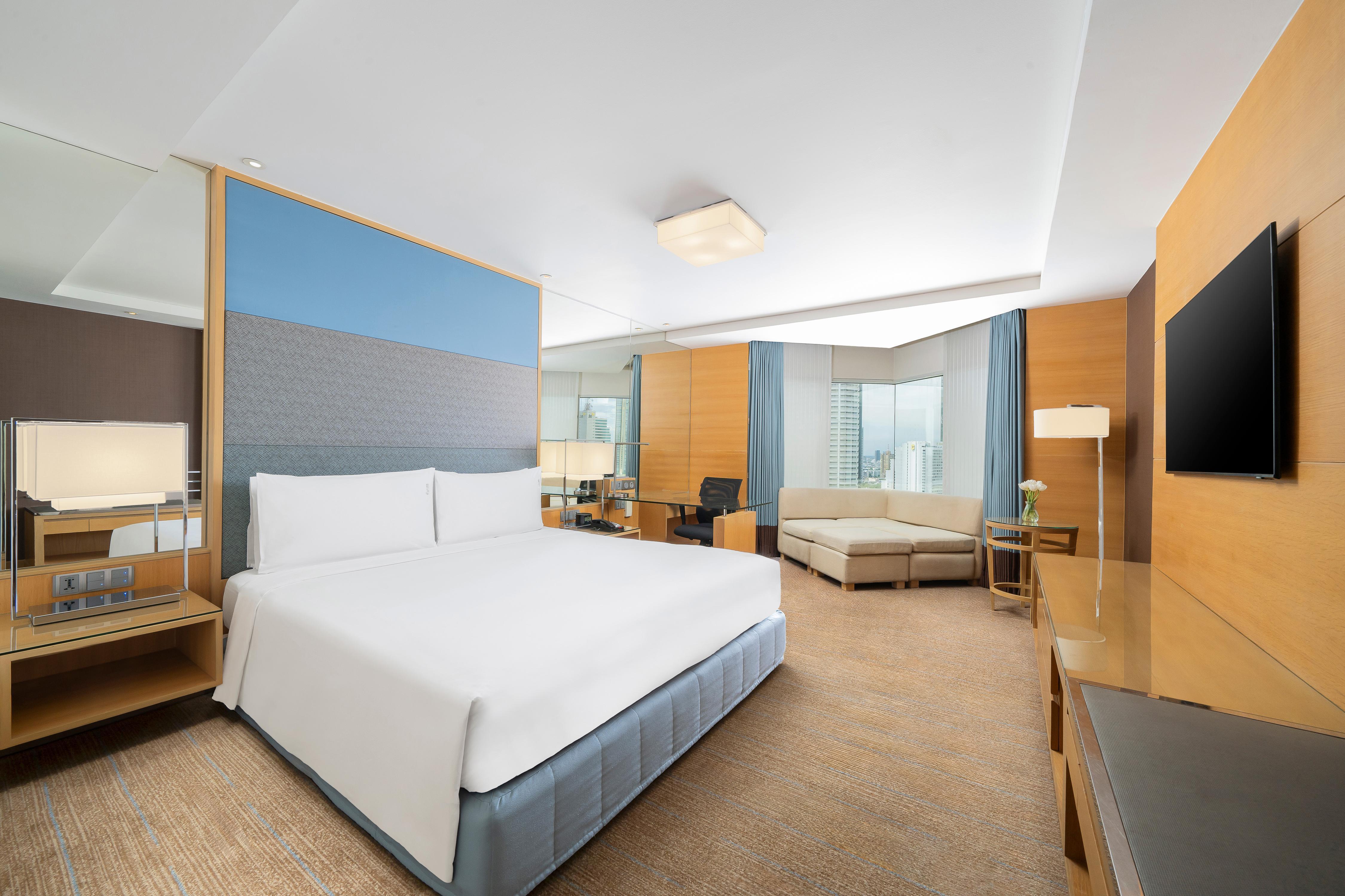 Holiday Inn Bangkok Silom - Tap to explore photos