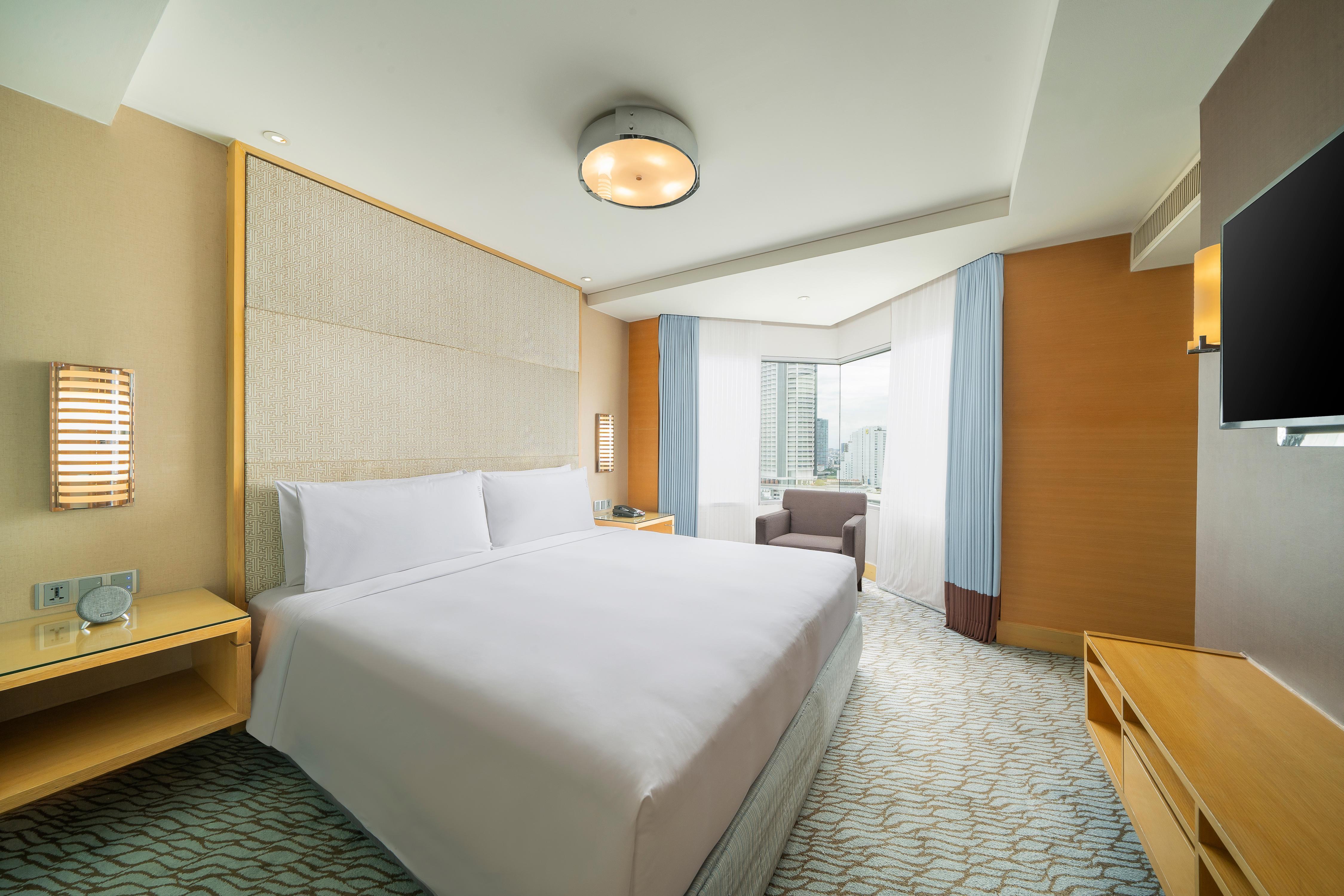Holiday Inn Bangkok Silom - Tap to explore photos