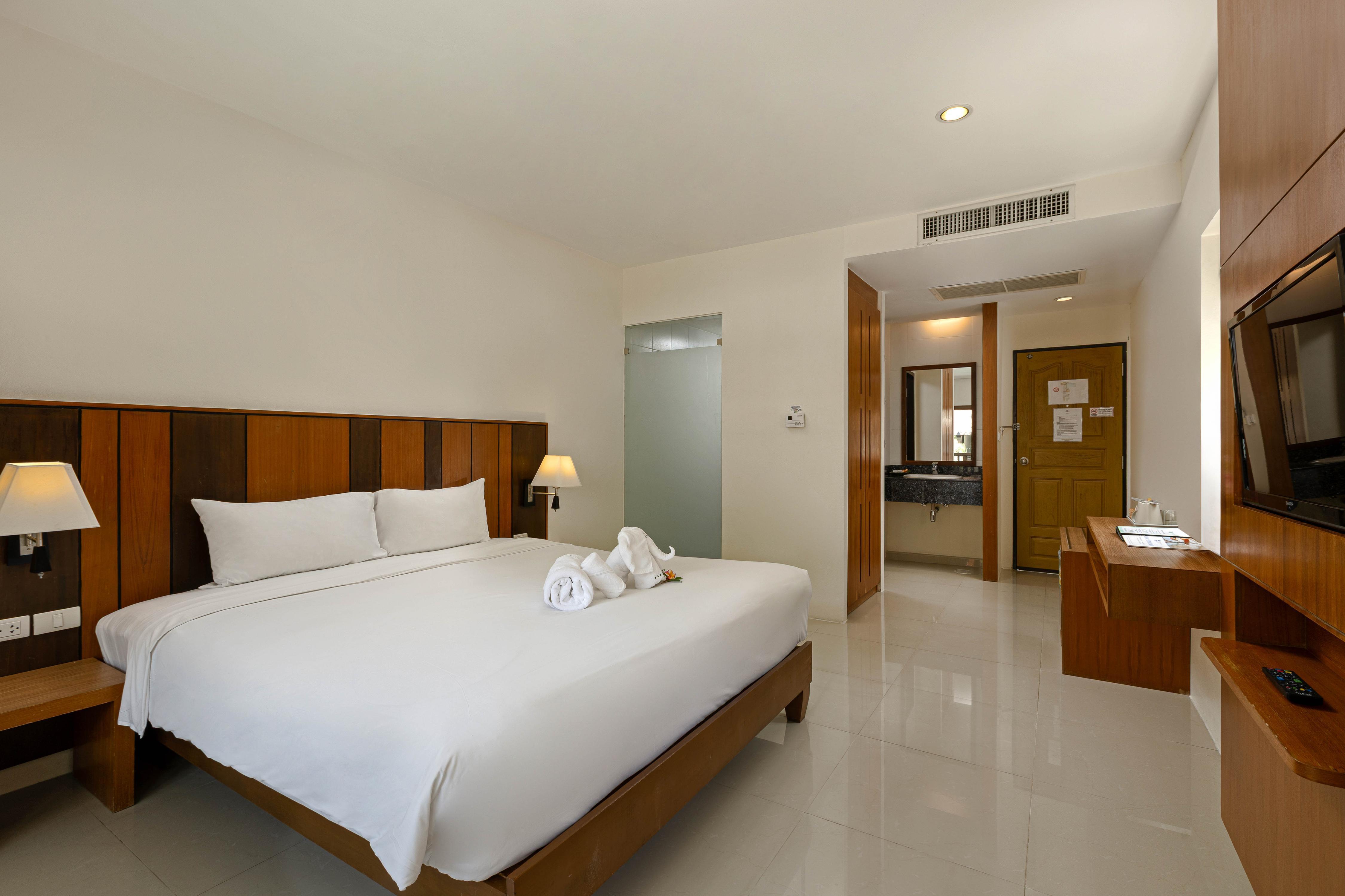 Patong Lodge Hotel - Tap to explore photos