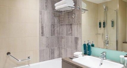 Hilton London Canary Wharf Room Type - KING DELUXE ROOM