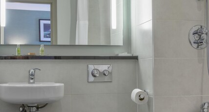 DoubleTree by Hilton London Angel Kings Cross Room Type - DOUBLE-SINGLE BED DLX ROOM
