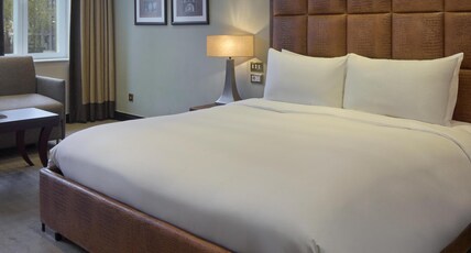 Radisson Blu Hotel, London Leicester Square Room Type - Studio suite, View of Leicester Square Gardens