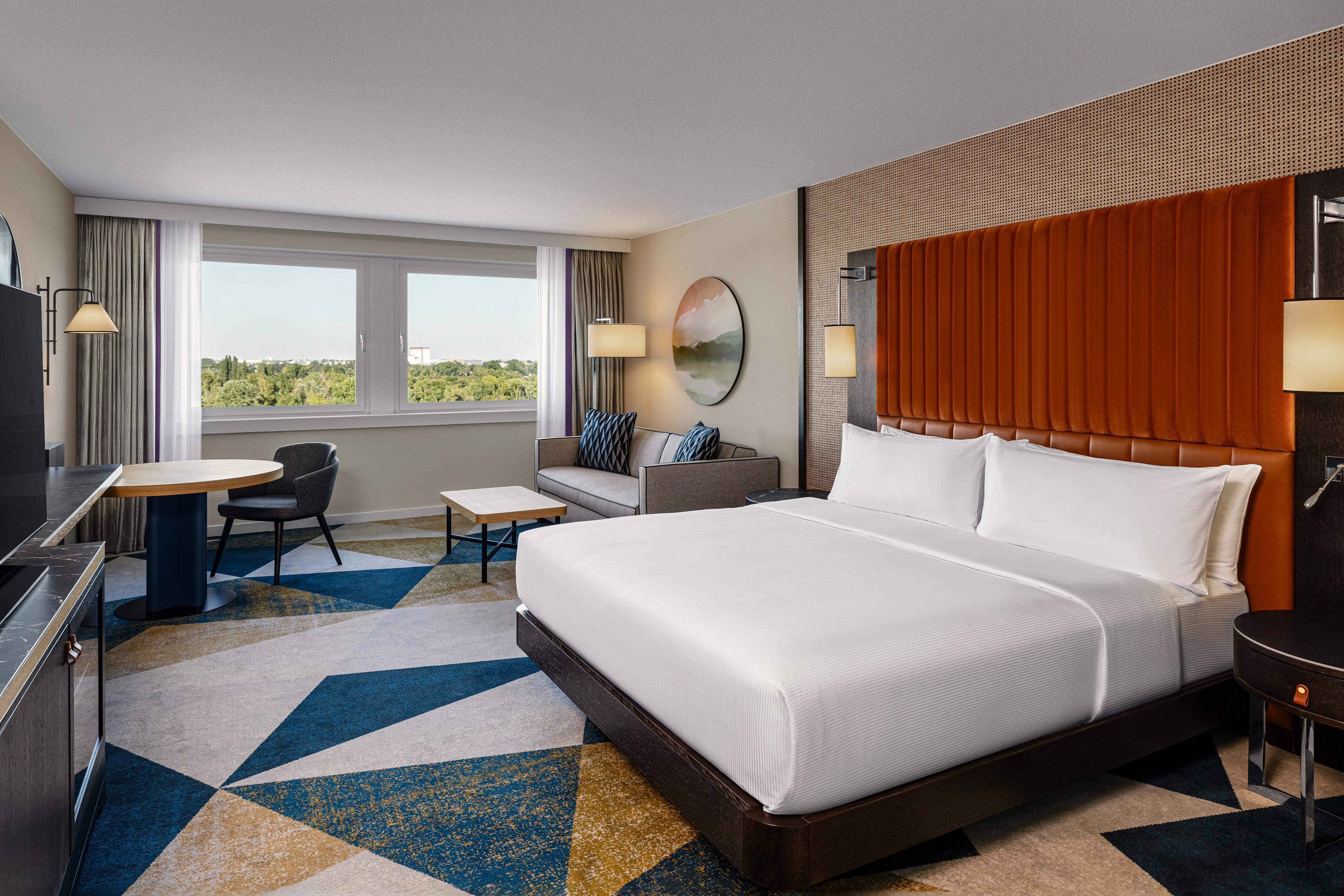 Hilton Vienna Danube Waterfront Room Type - KING EXECUTIVE WATERFRONT